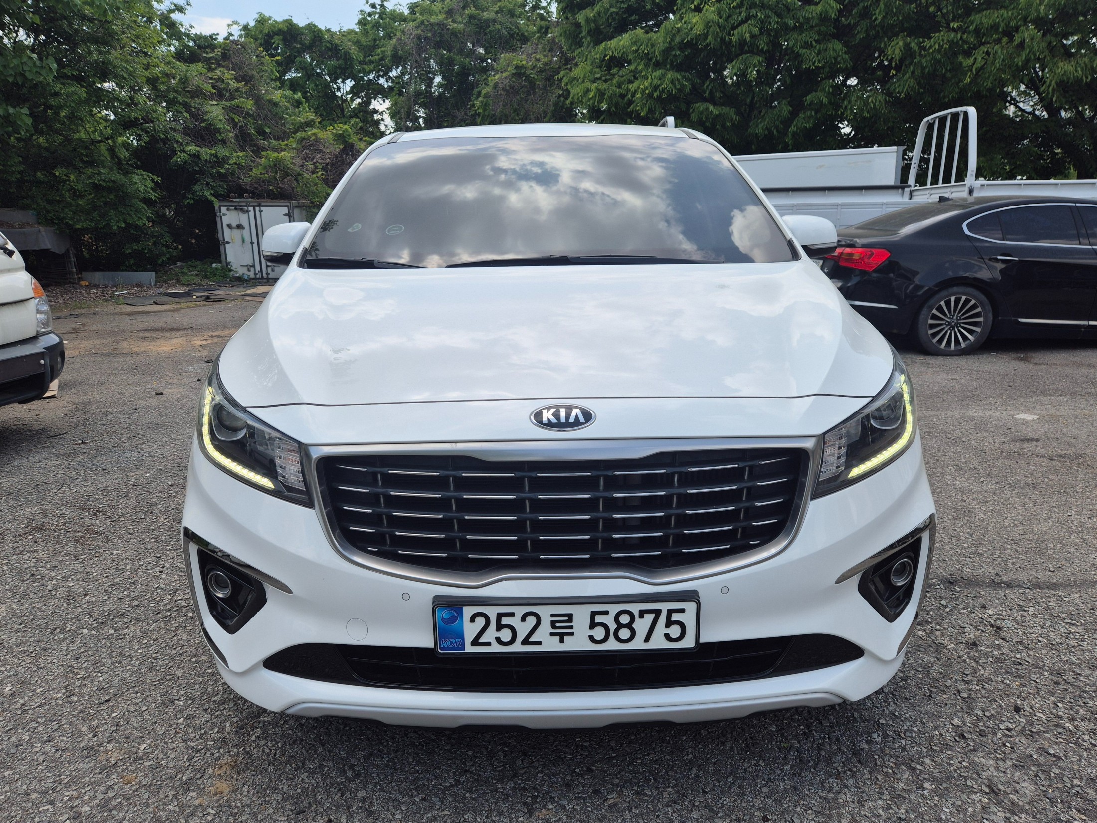 KIA CARNIVAL photo 2