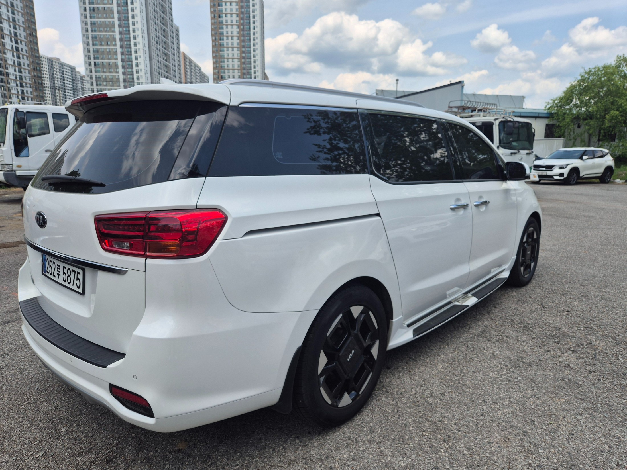 KIA CARNIVAL photo 3