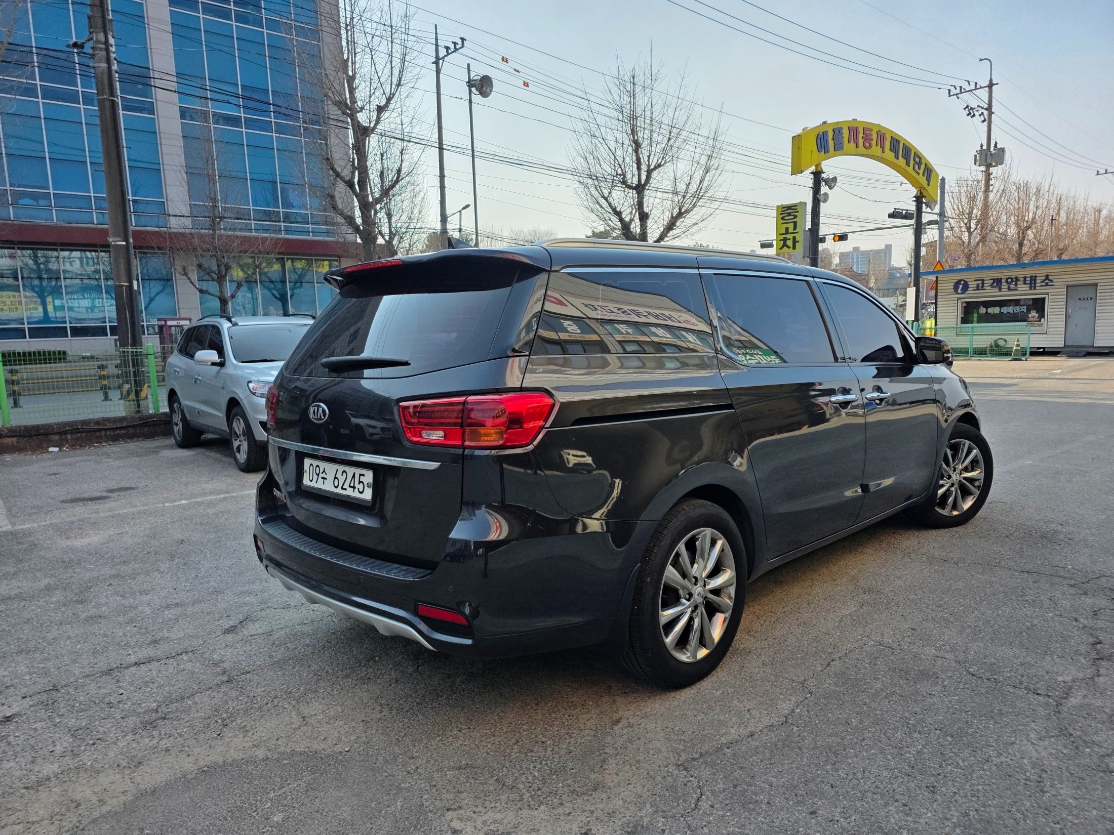 KIA CARNIVAL photo 3