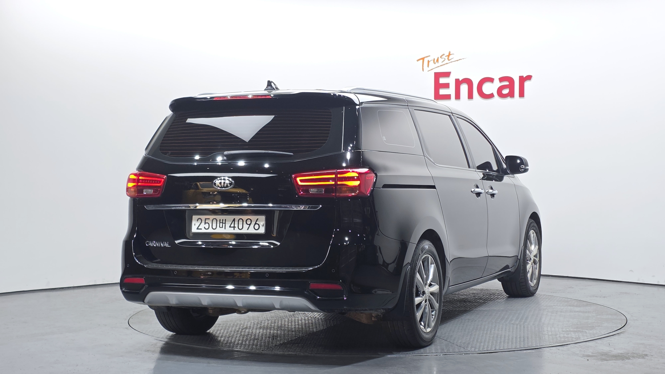 KIA CARNIVAL photo 2