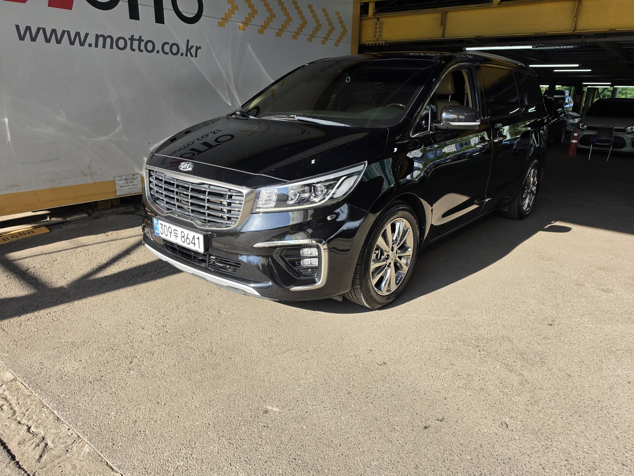 KIA CARNIVAL