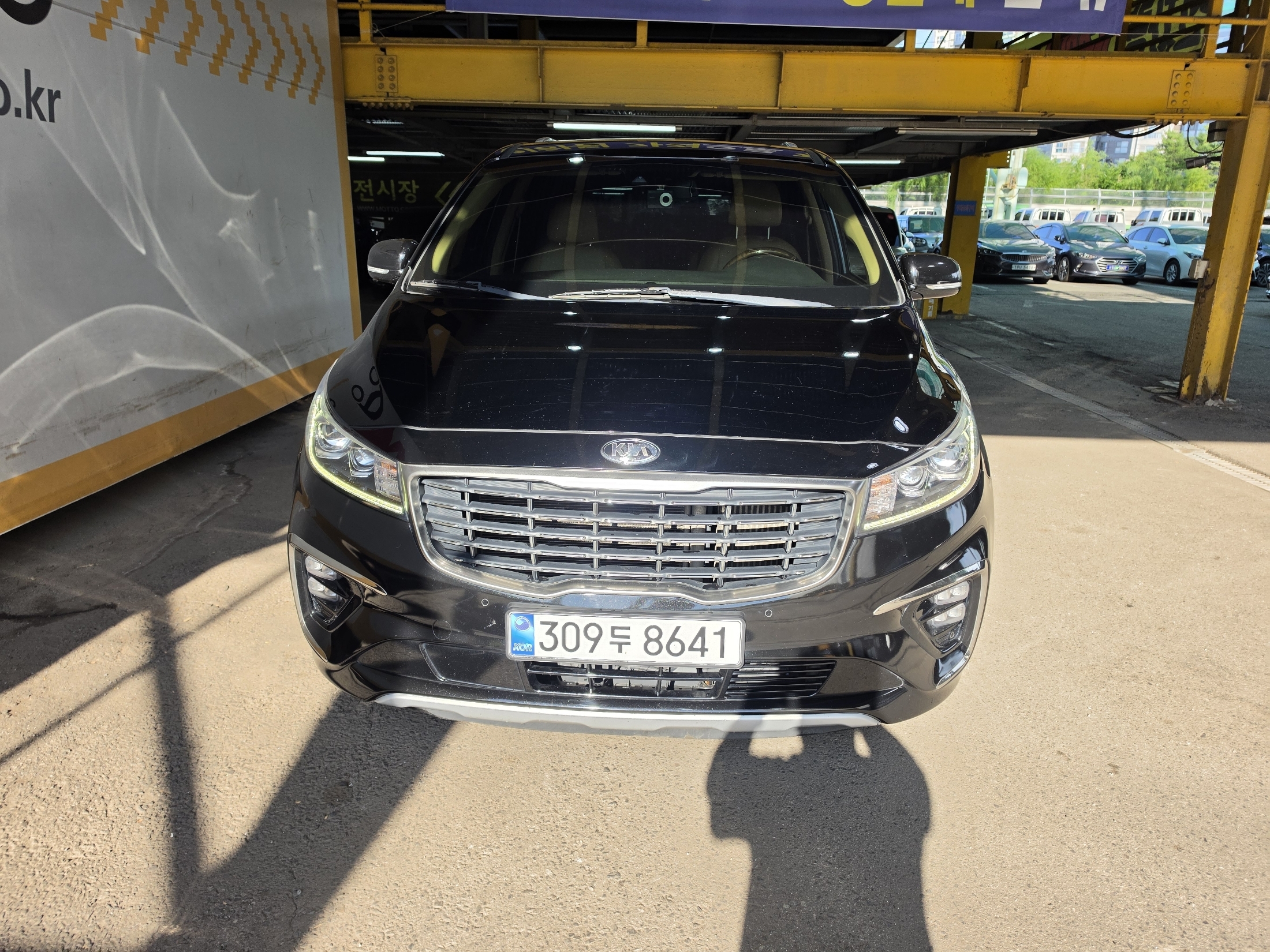 KIA CARNIVAL photo 2