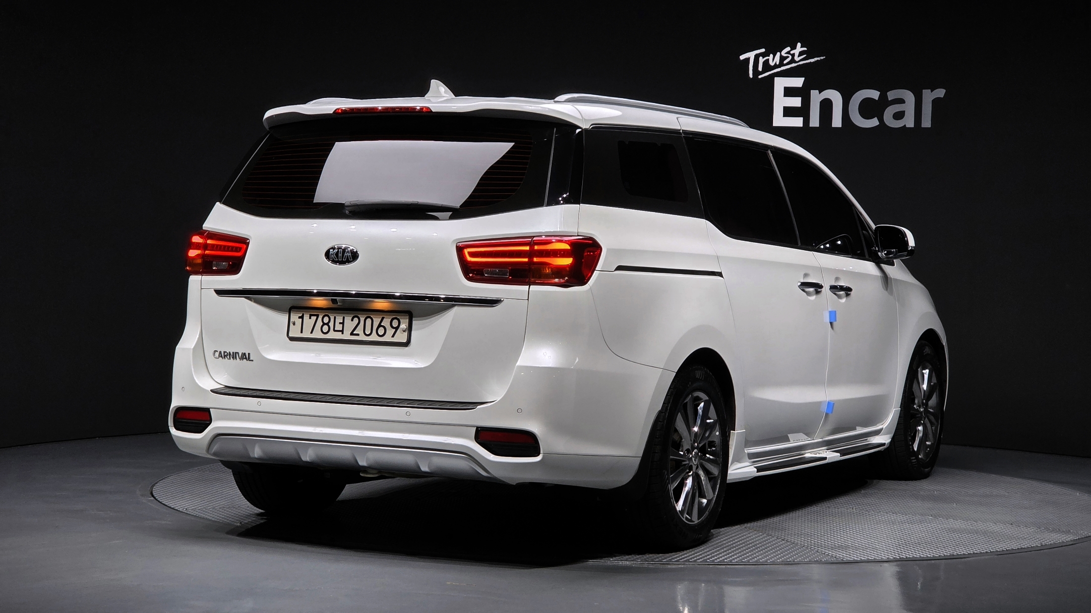 KIA CARNIVAL photo 2