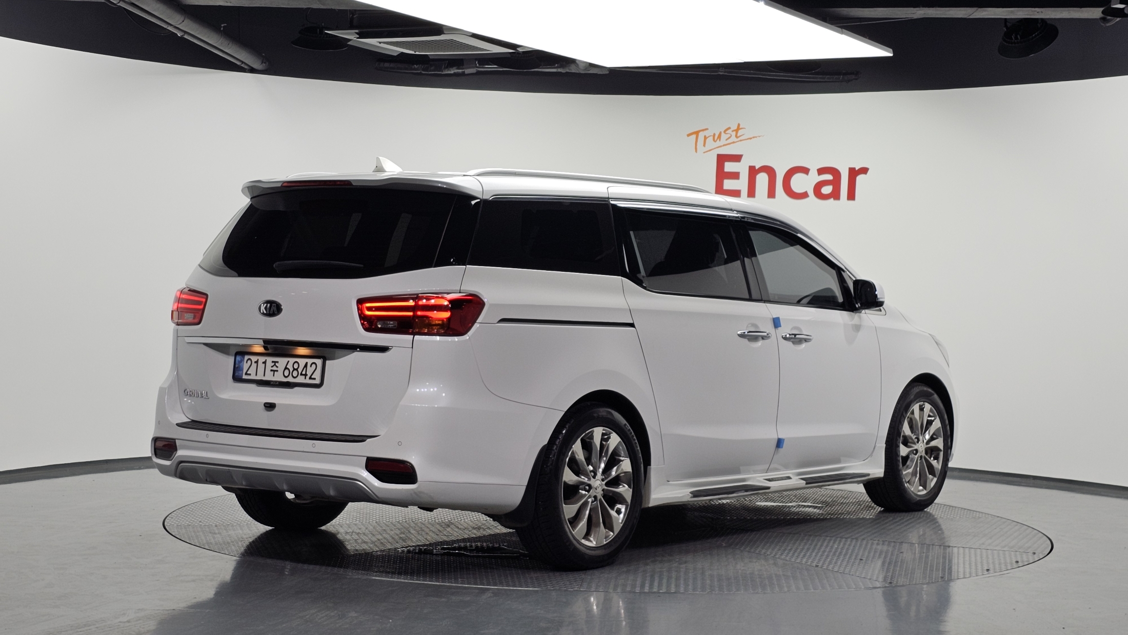 KIA CARNIVAL photo 2