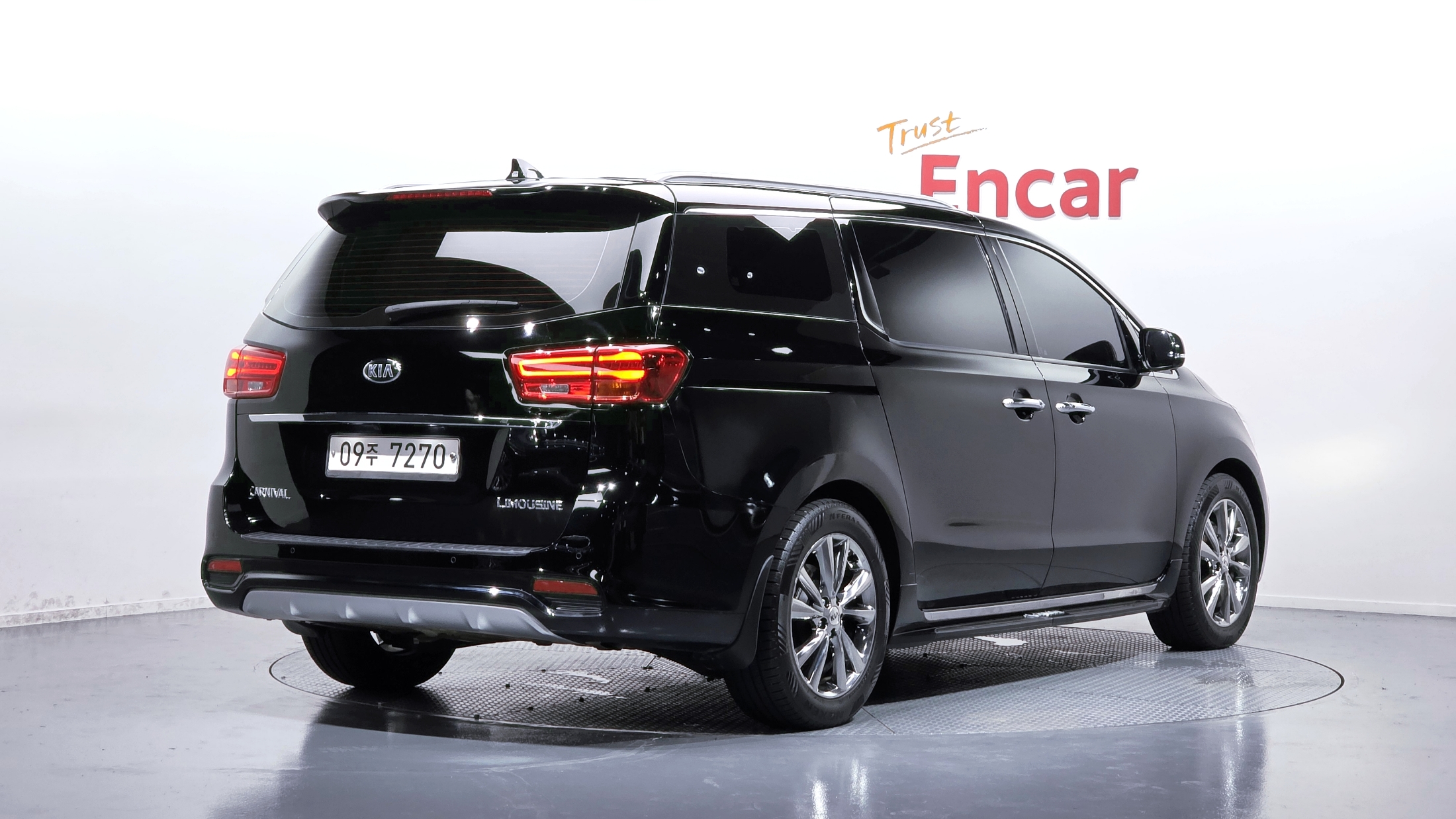 KIA CARNIVAL photo 2