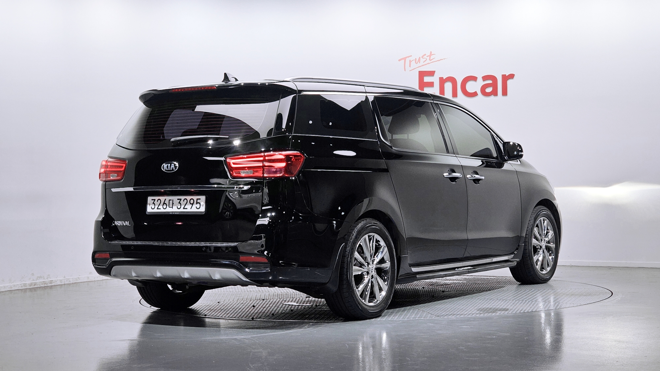 KIA CARNIVAL photo 2