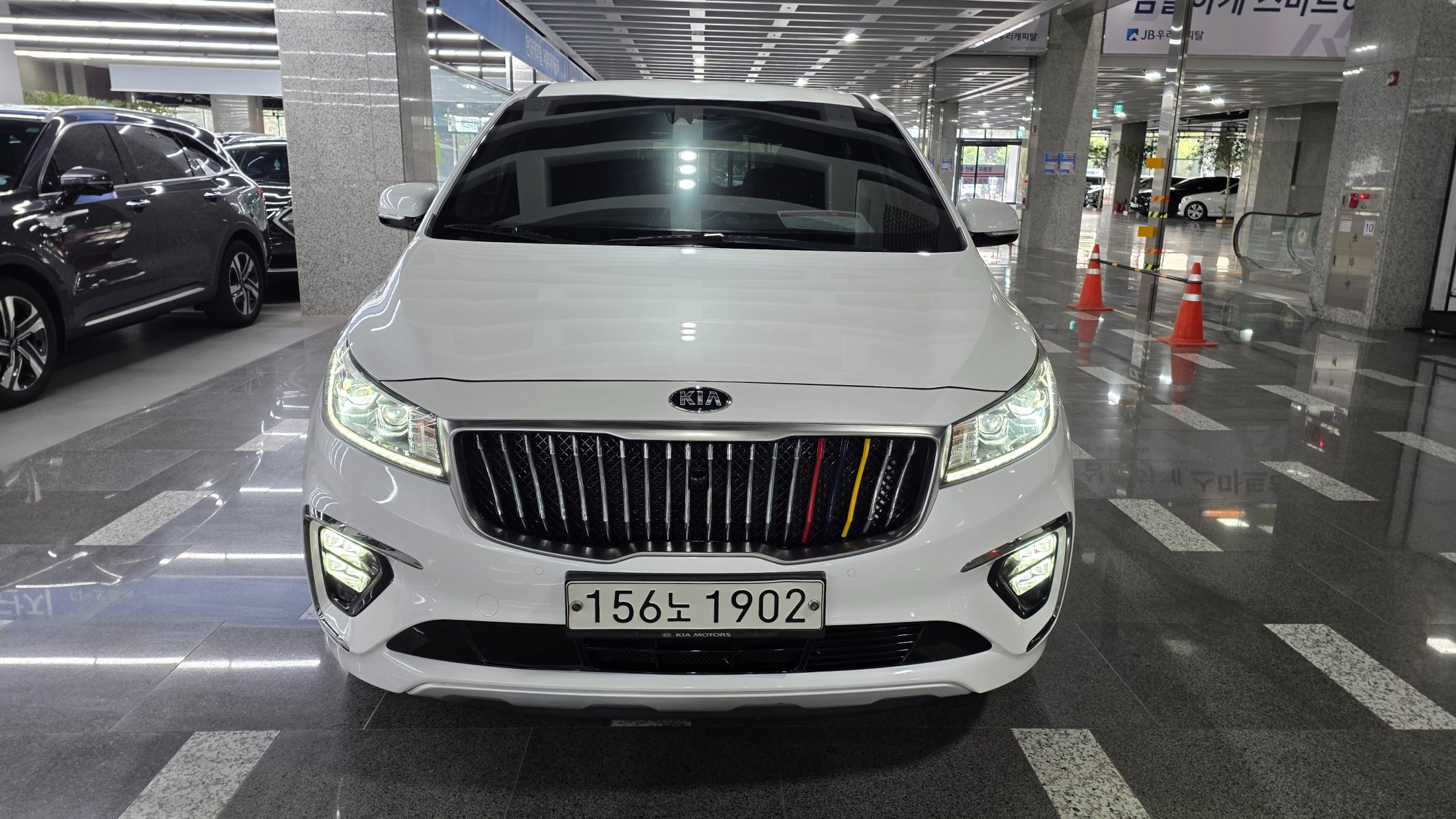 KIA CARNIVAL photo 2