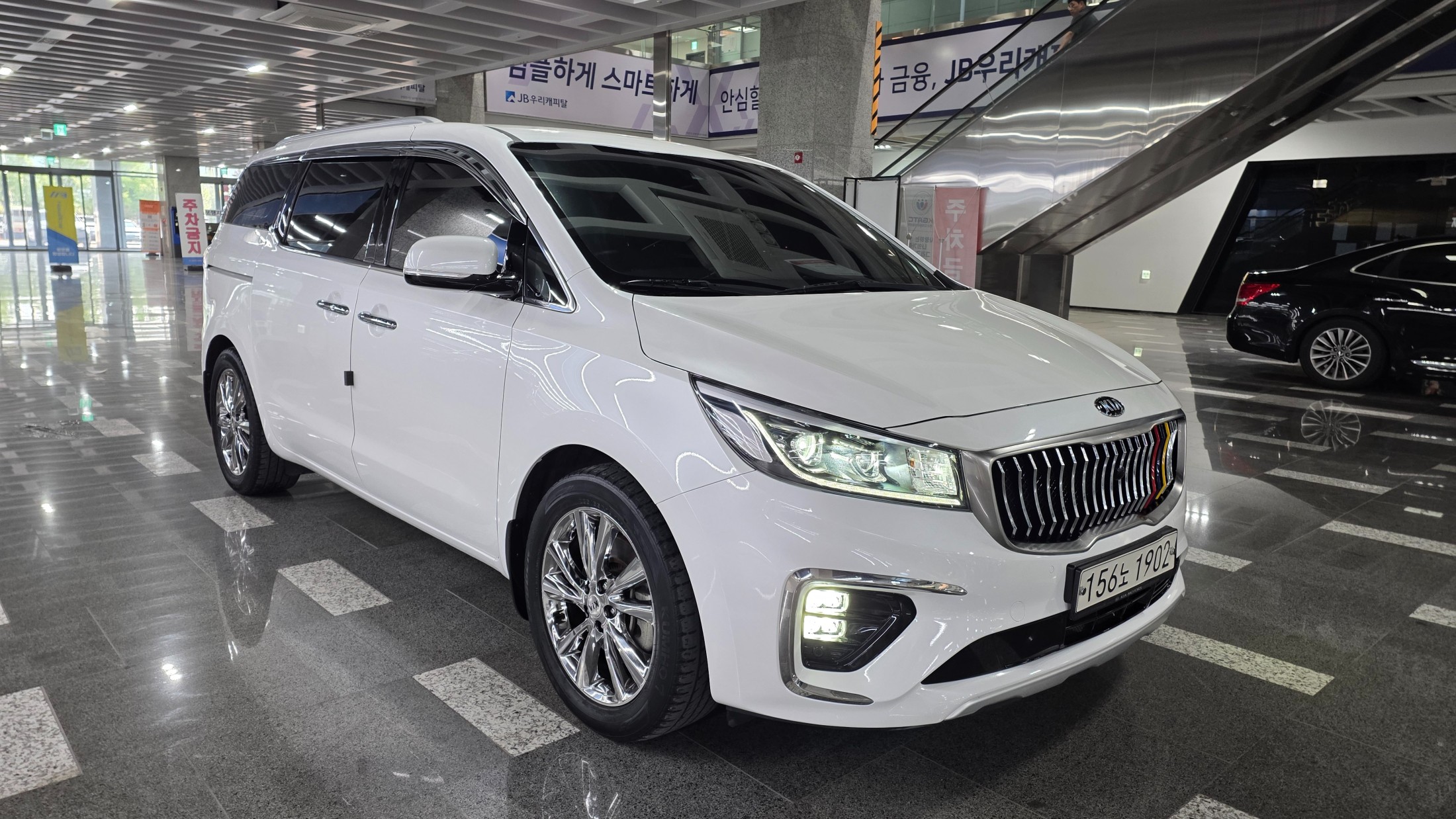 KIA CARNIVAL photo 3