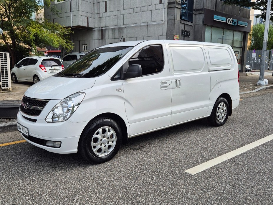 Mazda Bongo front view