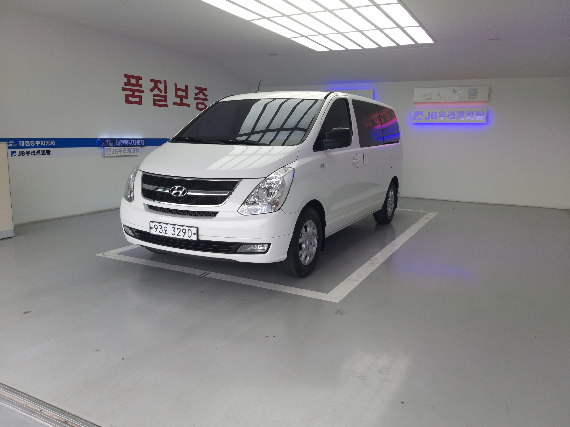 Mazda Bongo front view