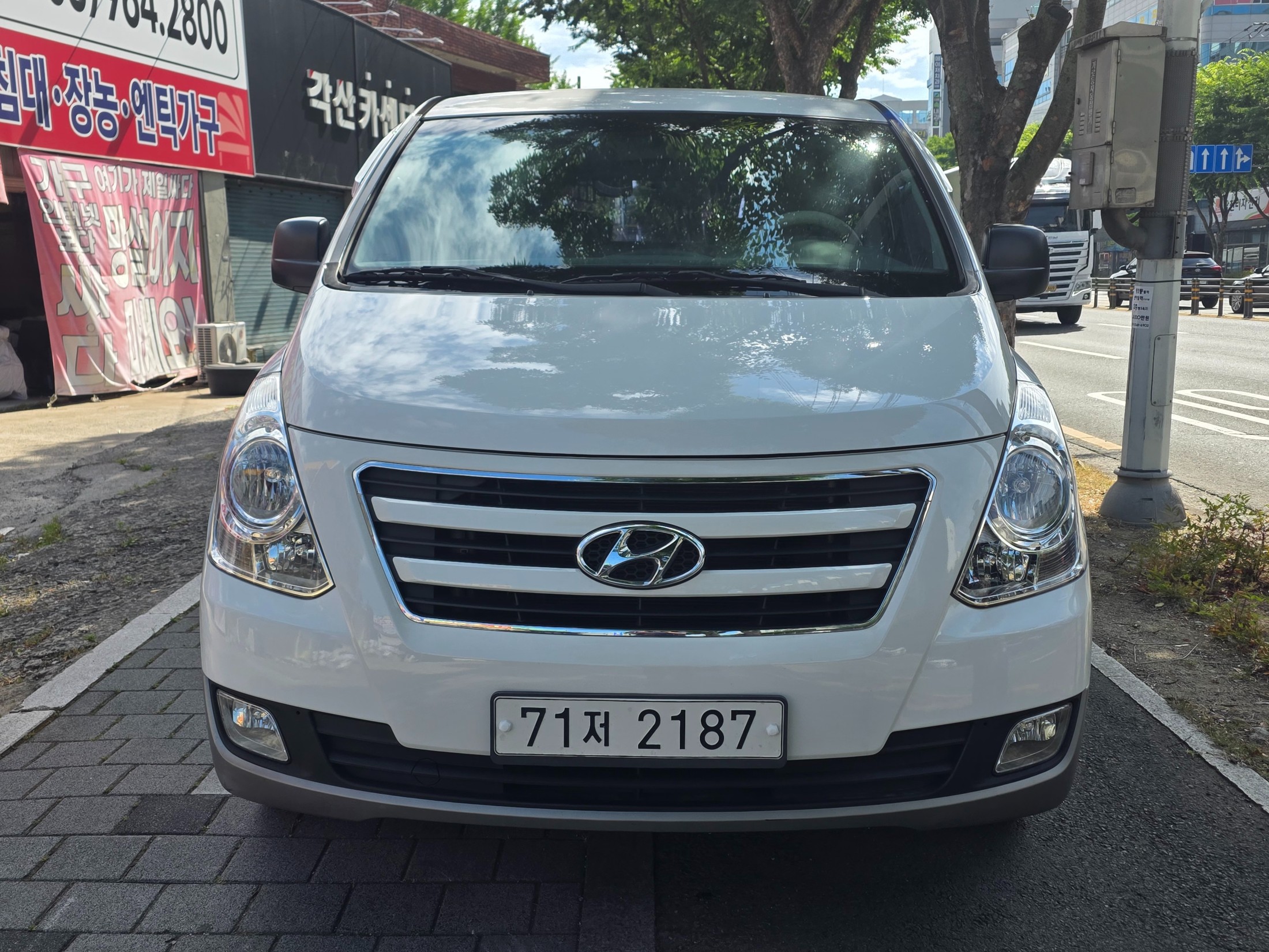Mazda Bongo front view