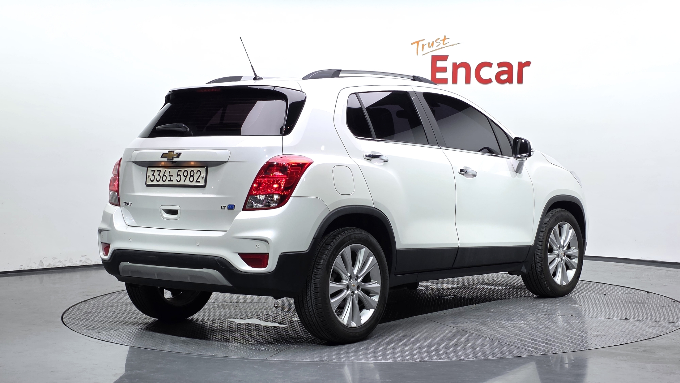 CHEVROLET TRAX photo 2