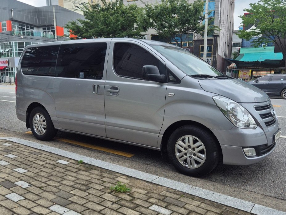 Mazda Bongo front view