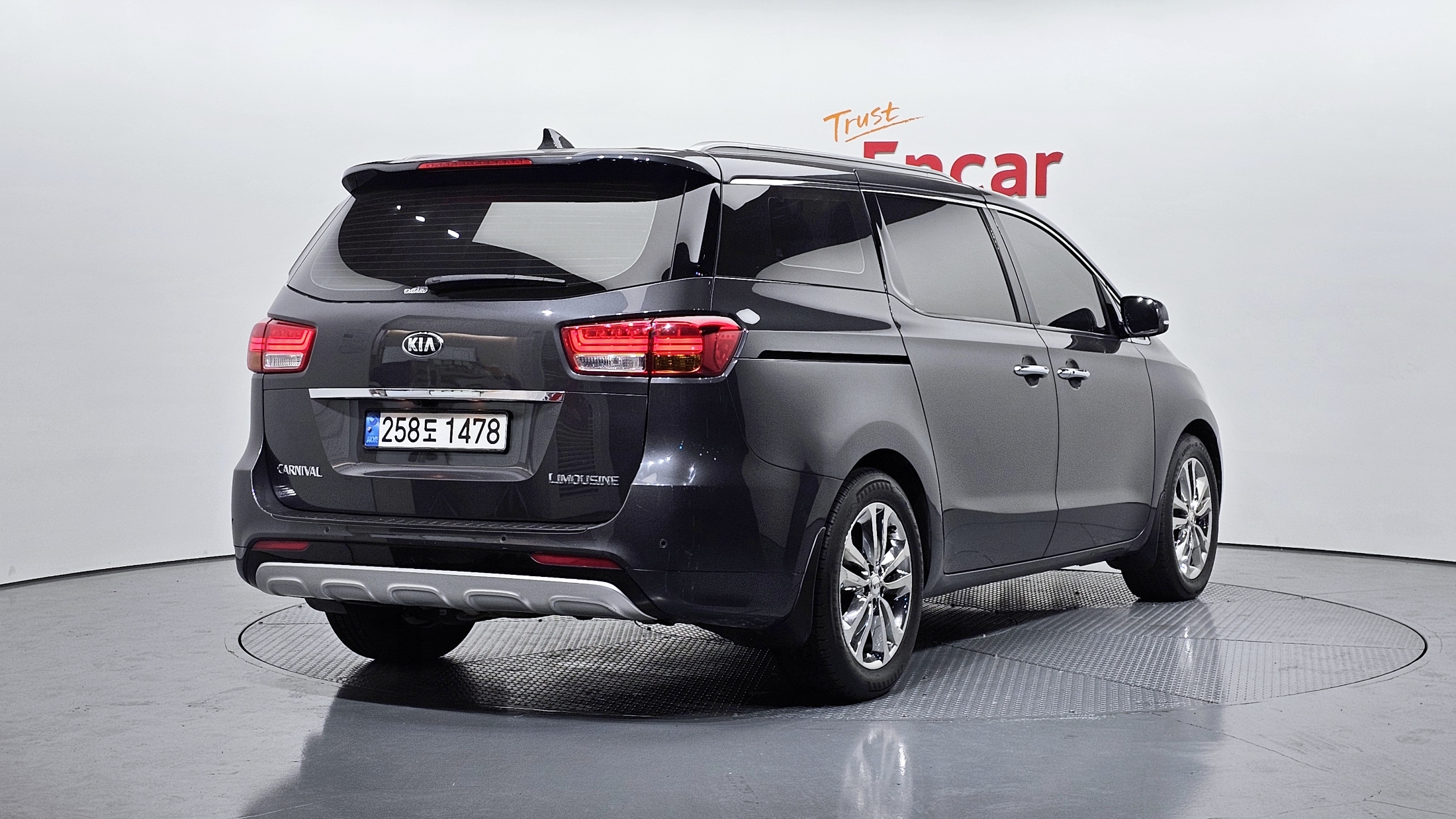 KIA CARNIVAL photo 2