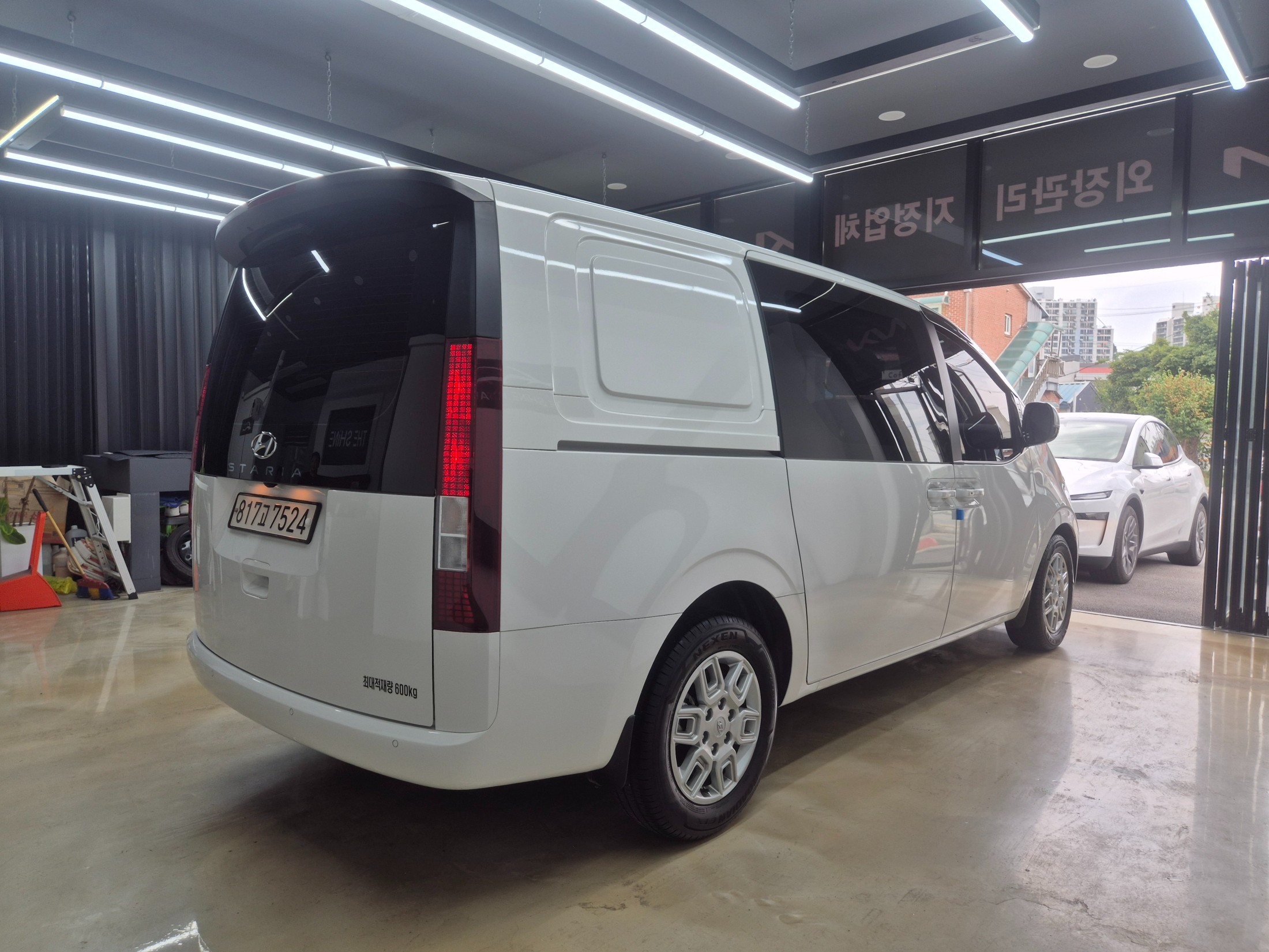 Mazda Bongo front view