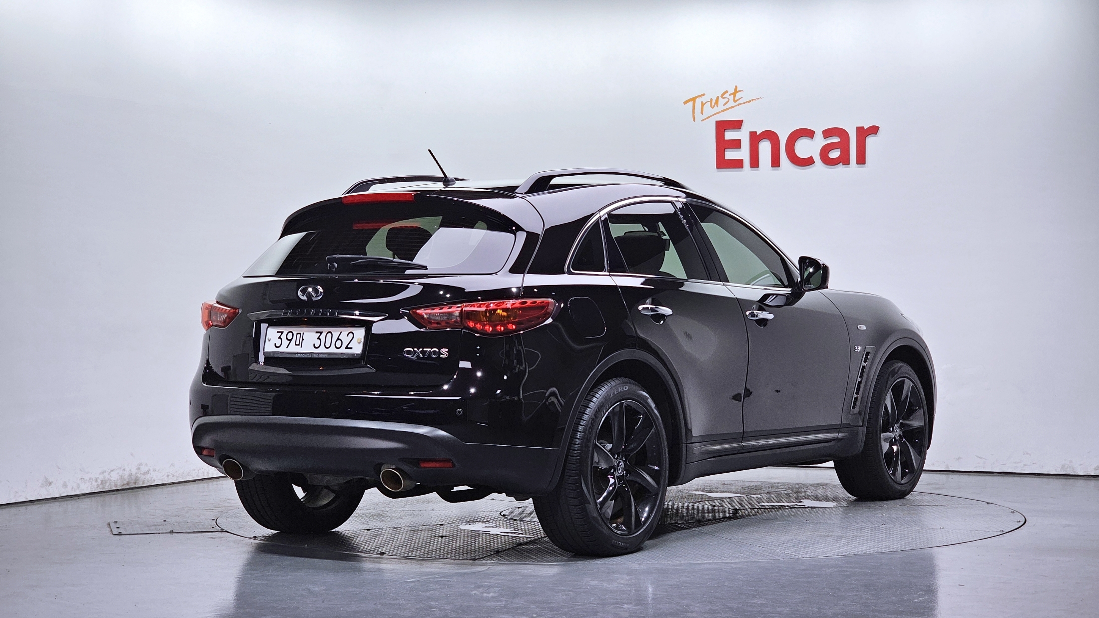 INFINITI QX70 photo 2