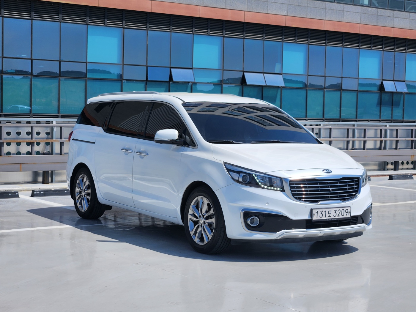 KIA CARNIVAL photo 2