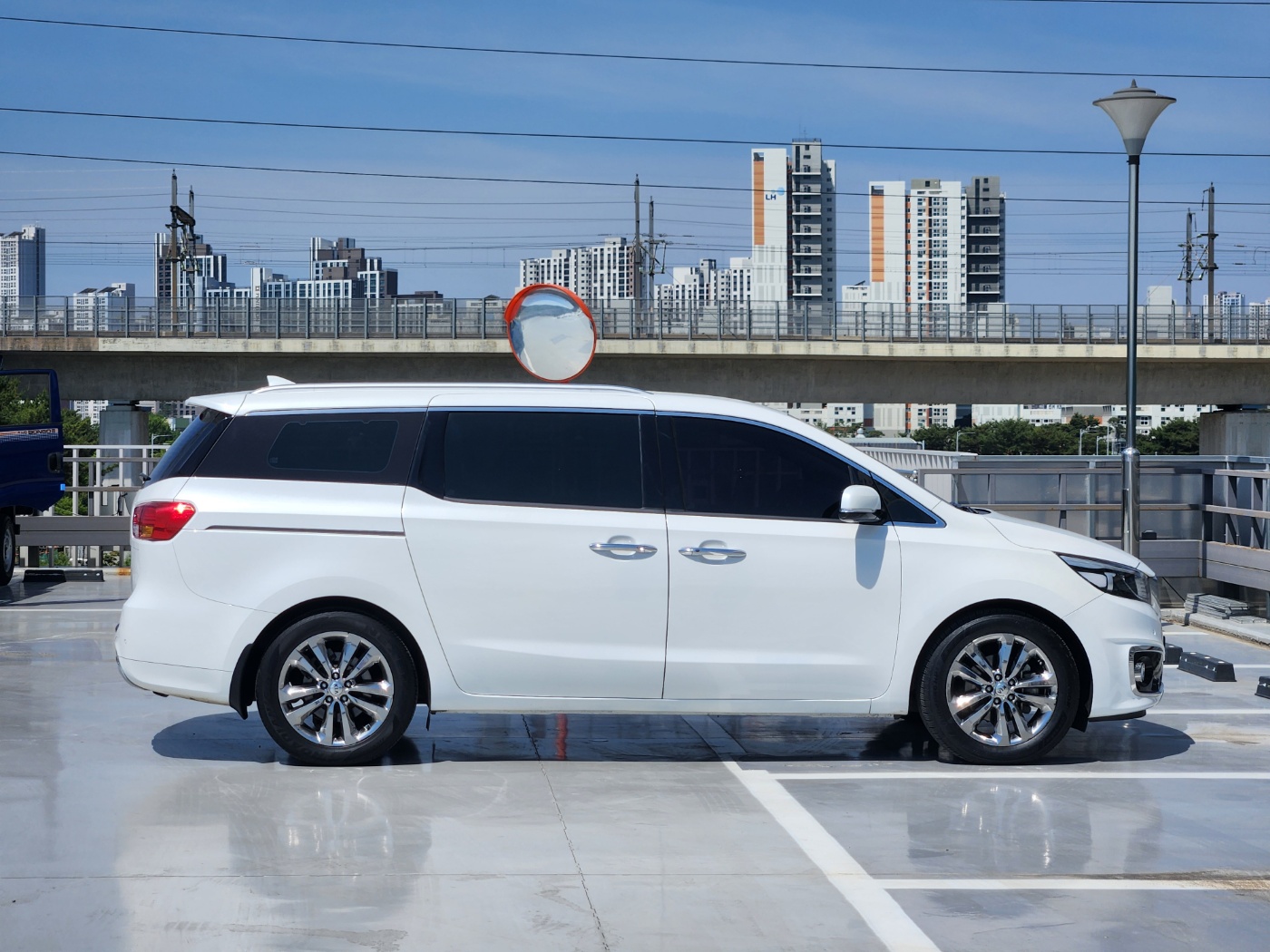 KIA CARNIVAL photo 3