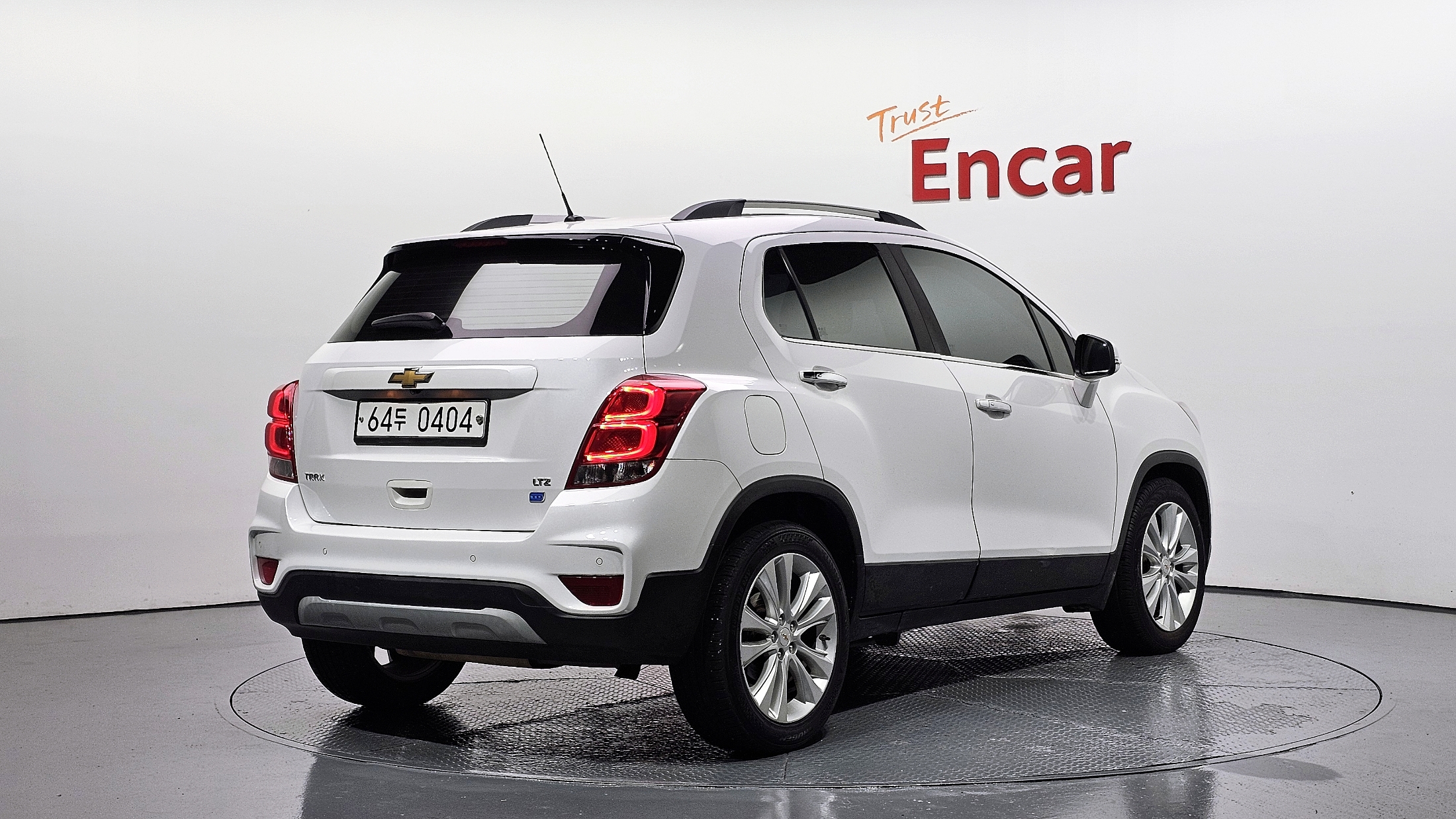 CHEVROLET TRAX photo 2