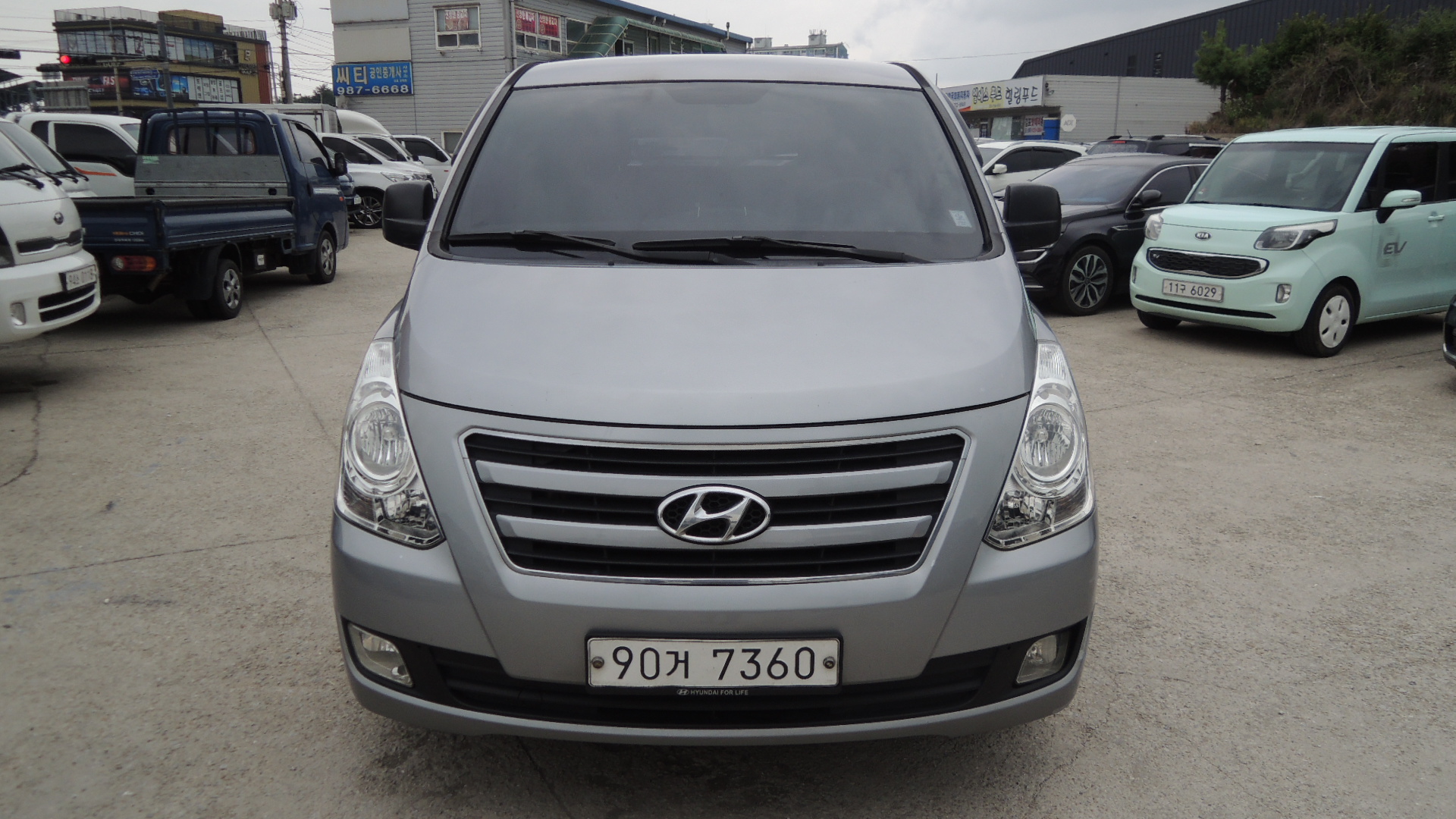 Mazda Bongo front view