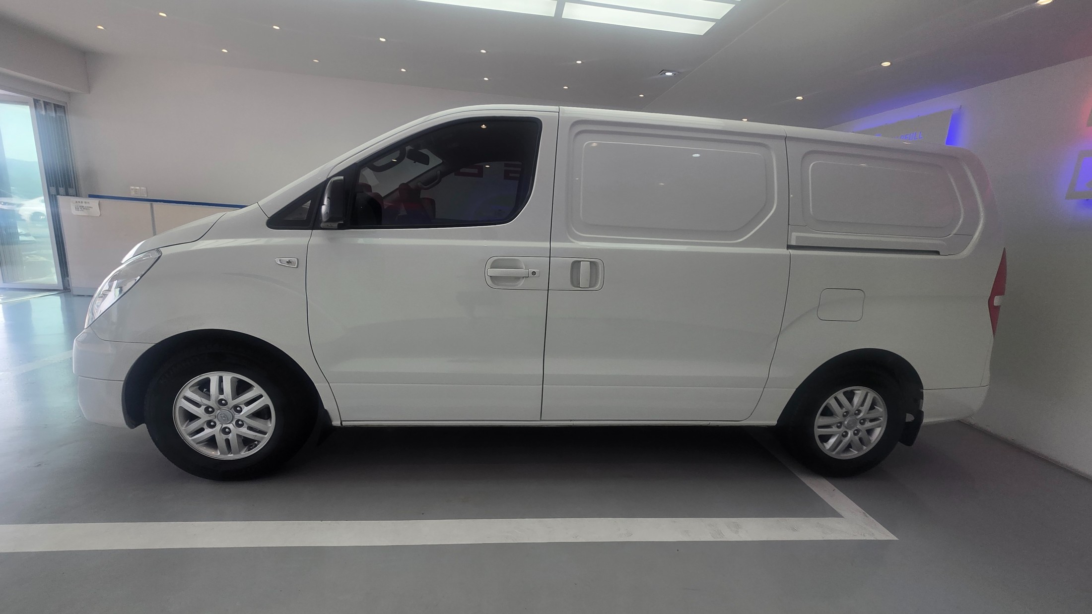 Mazda Bongo front view
