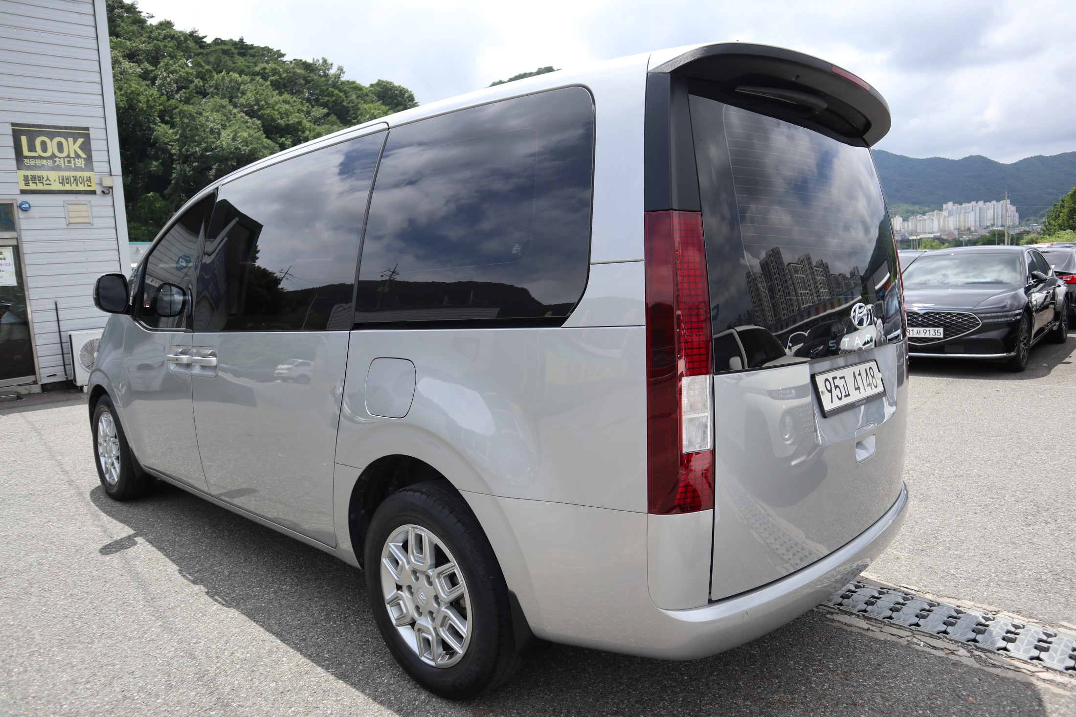 Mazda Bongo front view