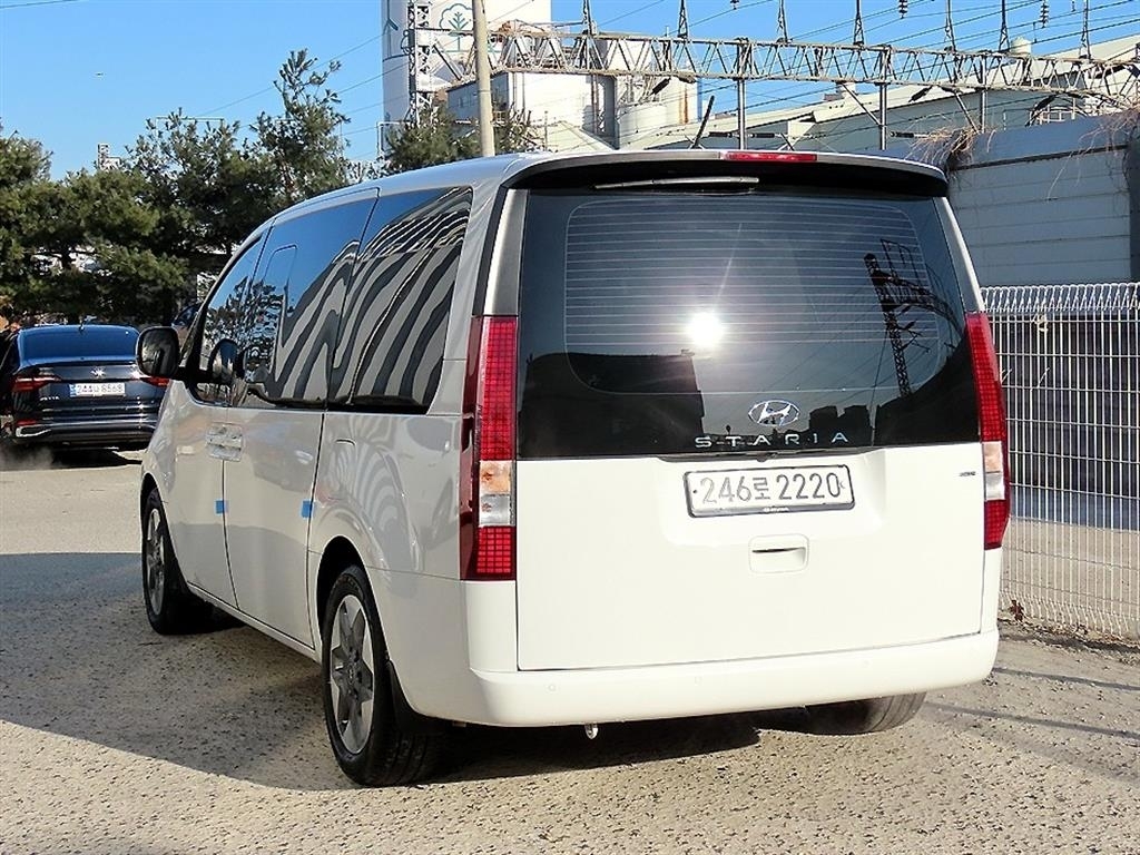 Mazda Bongo front view