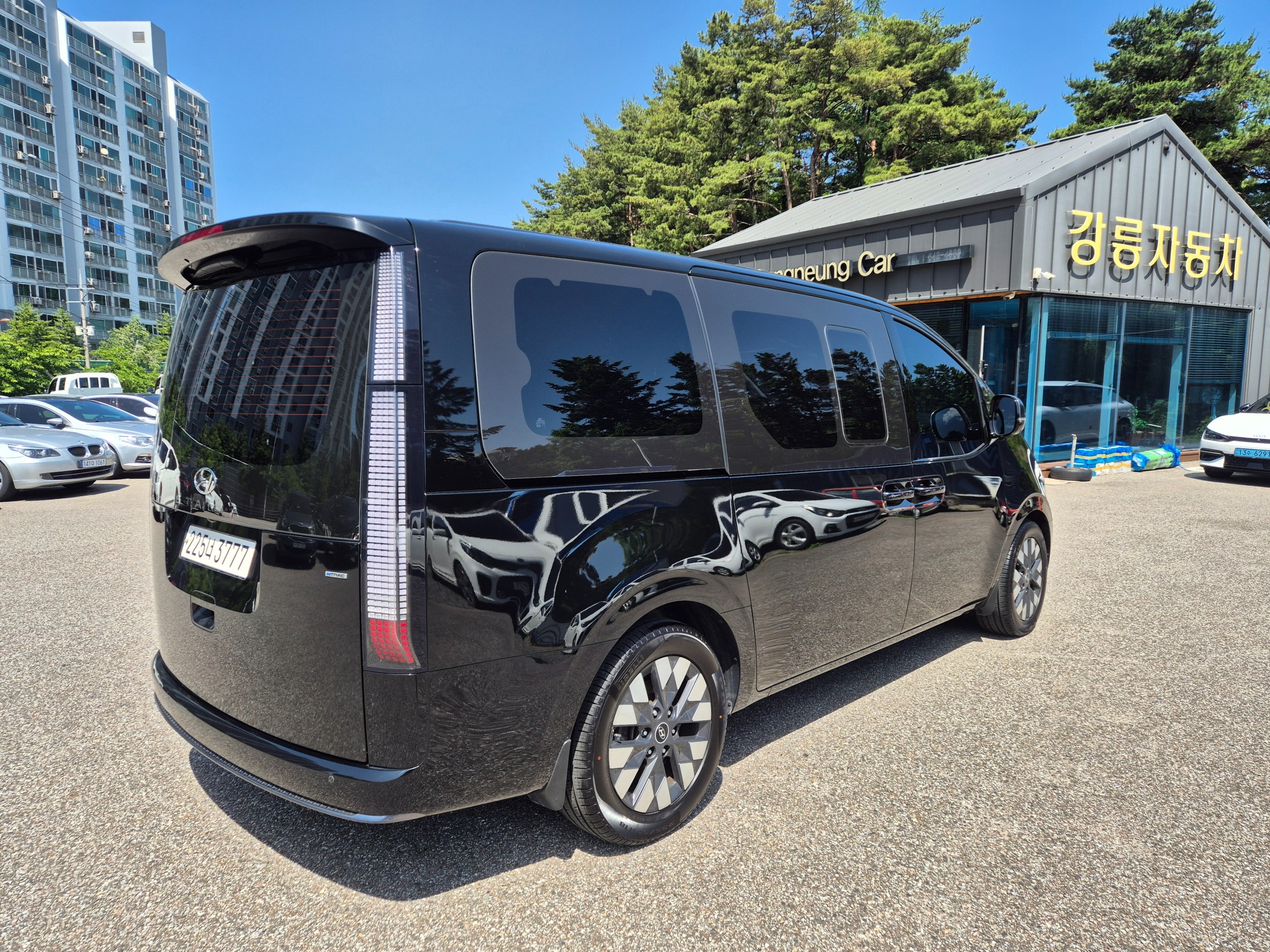 Mazda Bongo front view