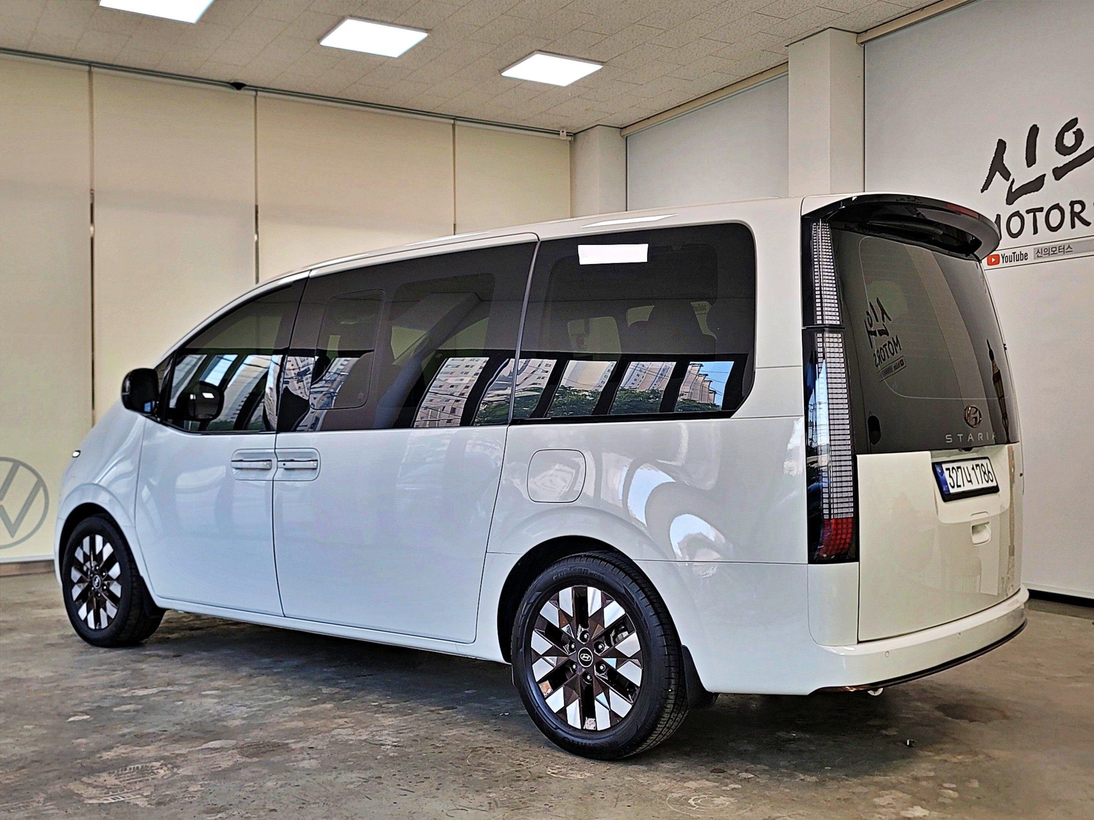Mazda Bongo front view