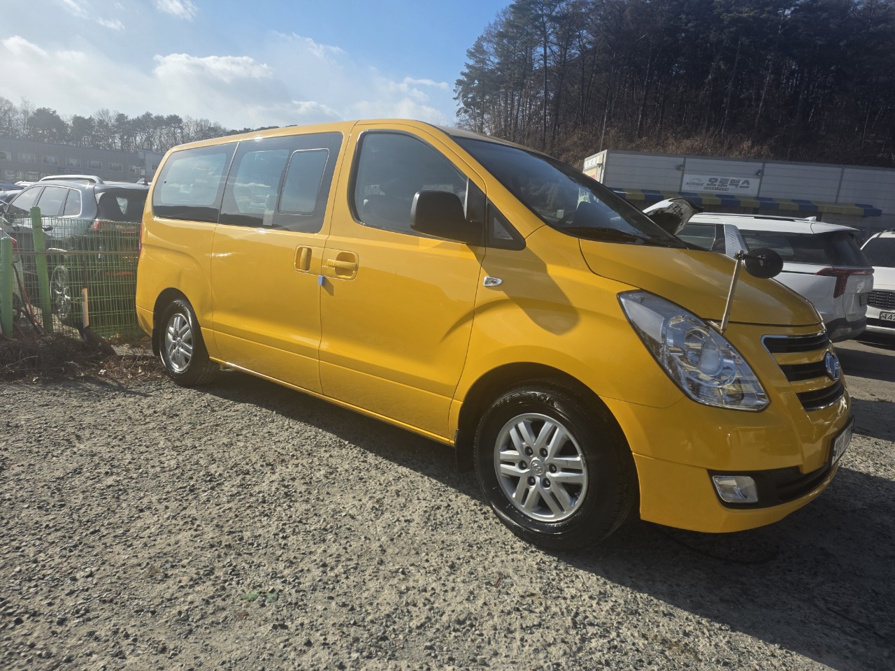 Mazda Bongo front view