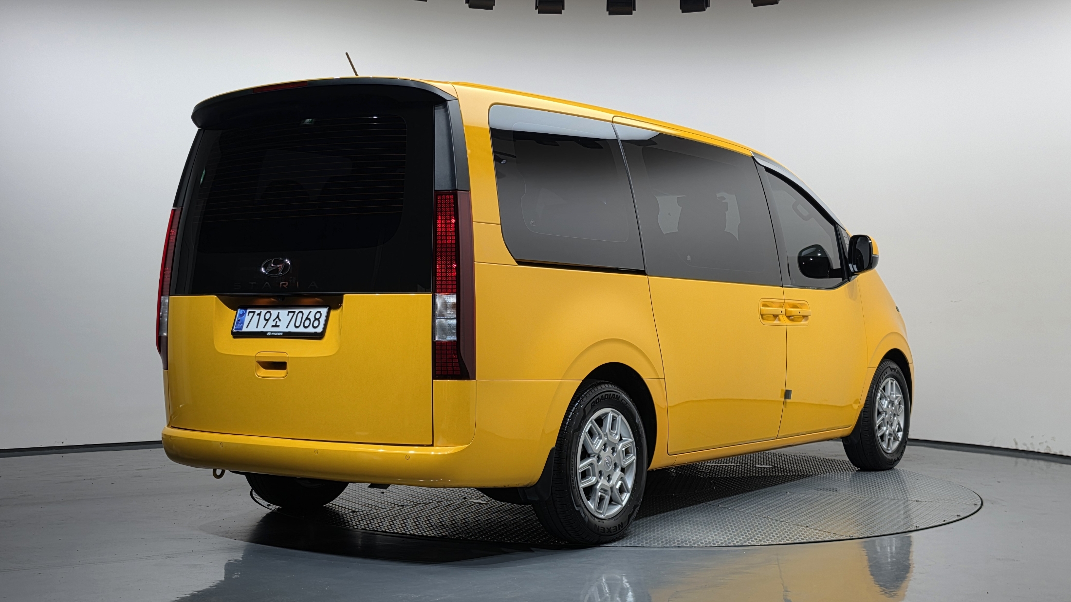 Mazda Bongo front view