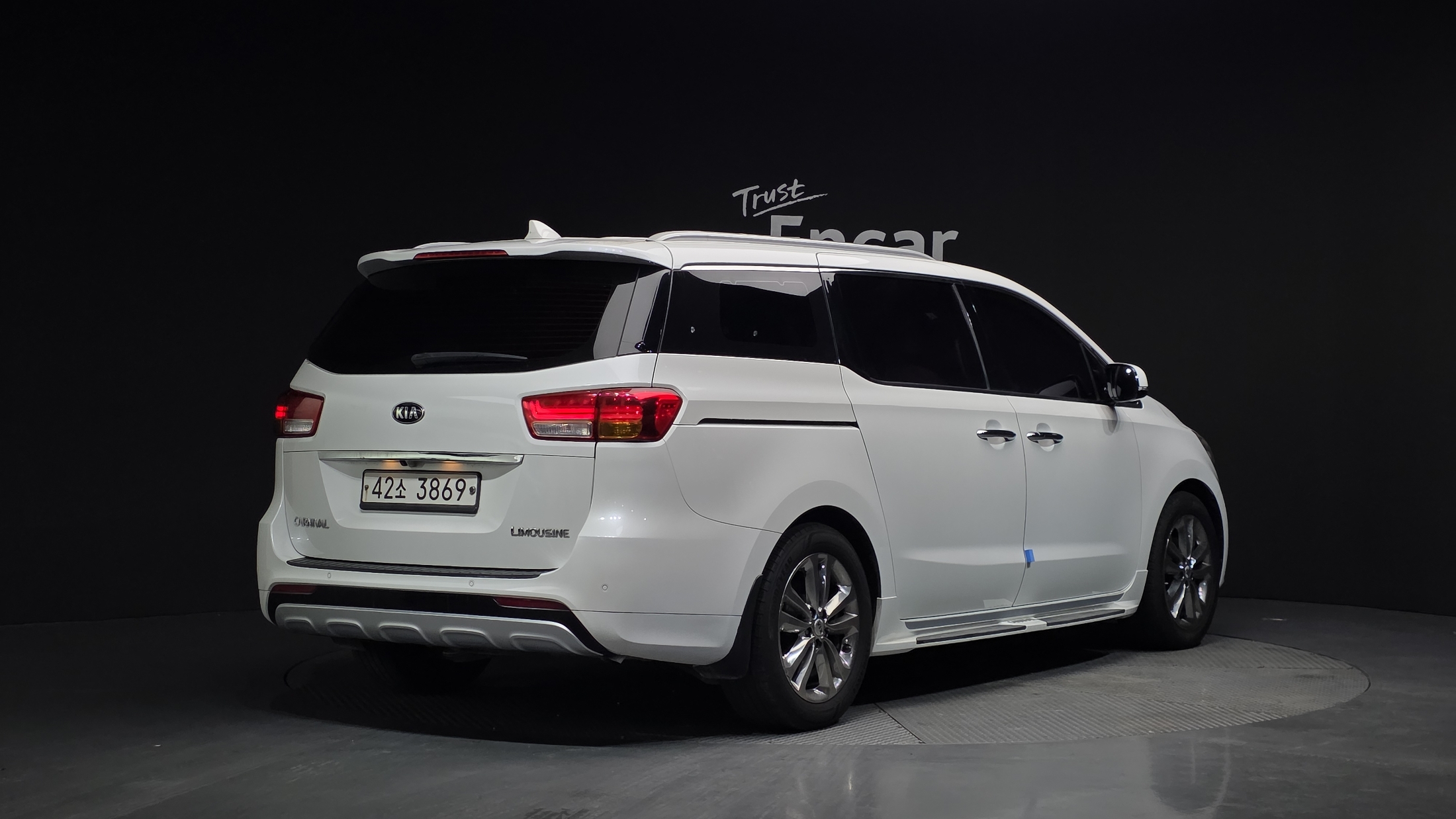 KIA CARNIVAL photo 2