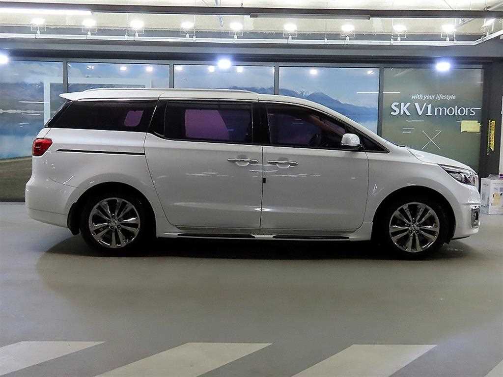 KIA CARNIVAL photo 3