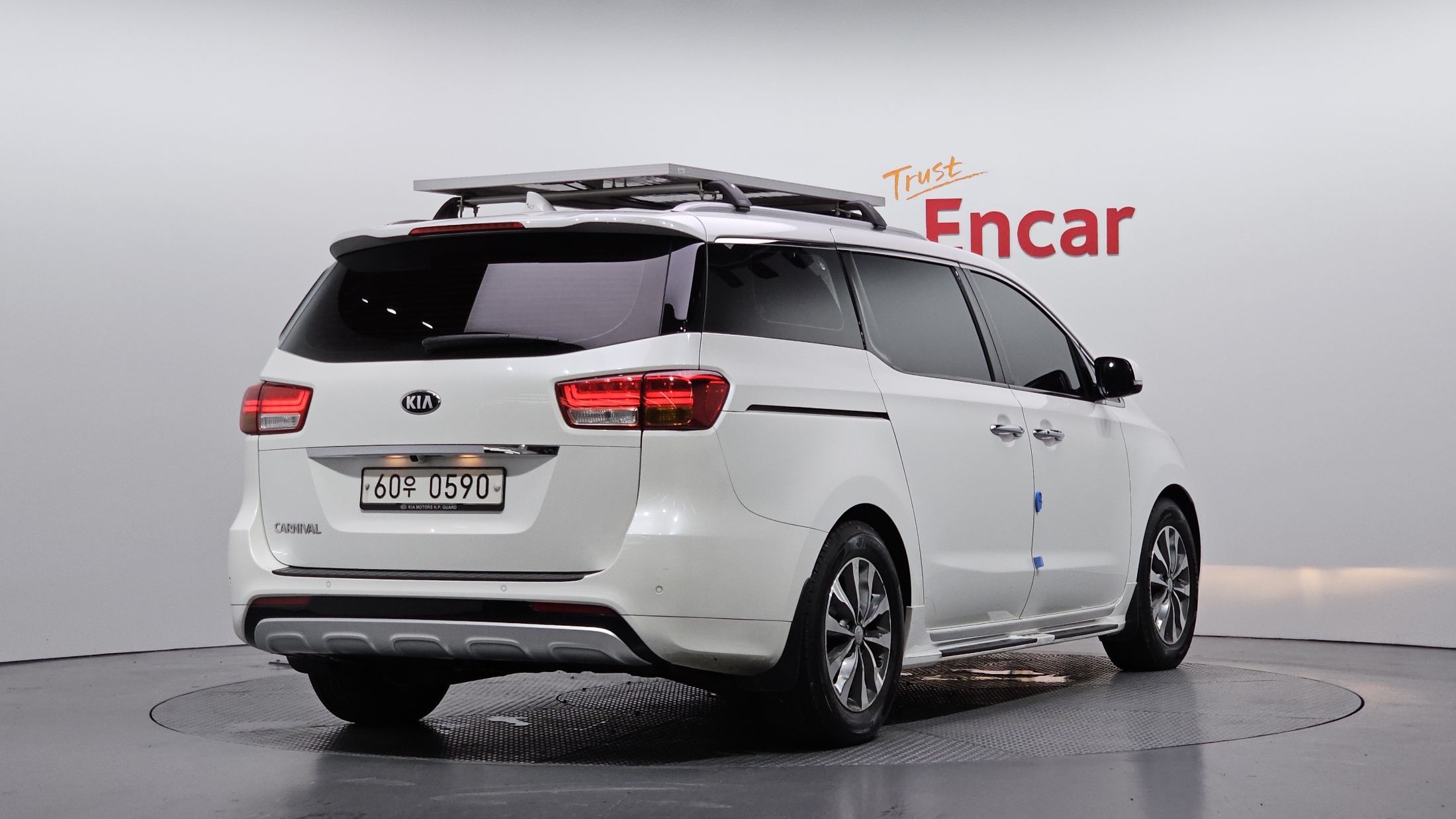 KIA CARNIVAL photo 2