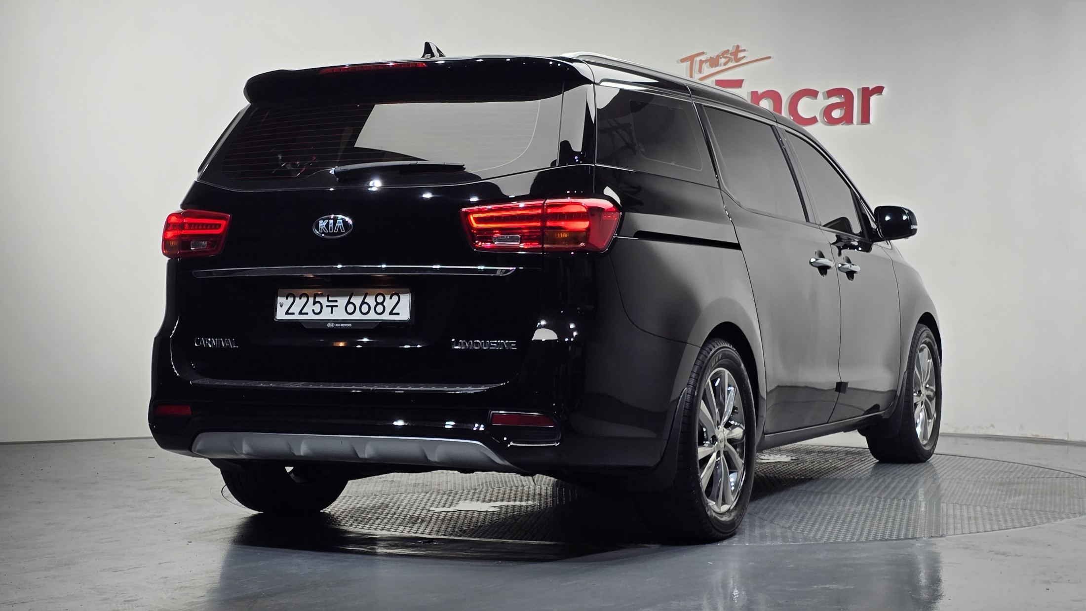 KIA CARNIVAL photo 2
