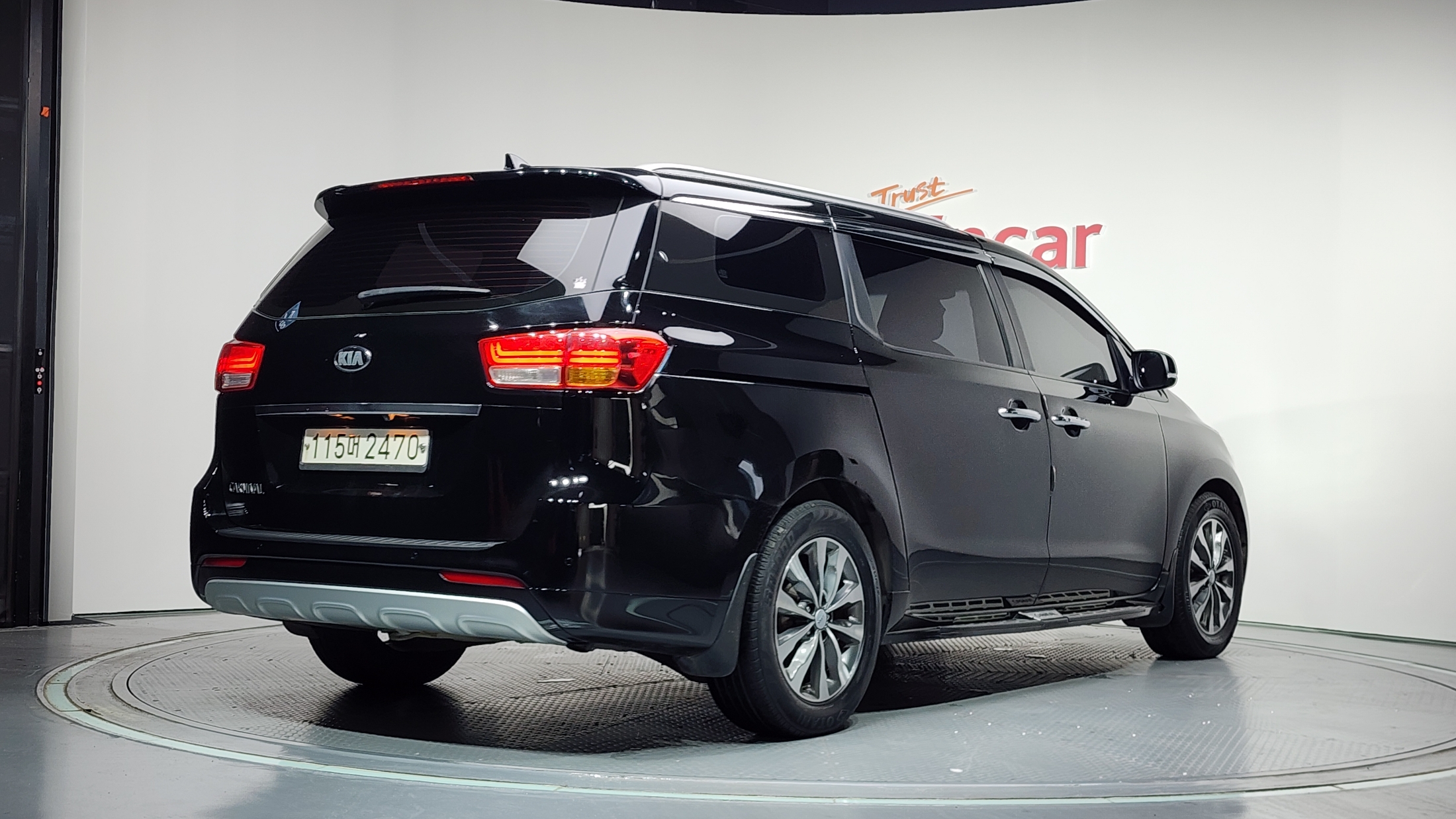 KIA CARNIVAL photo 2