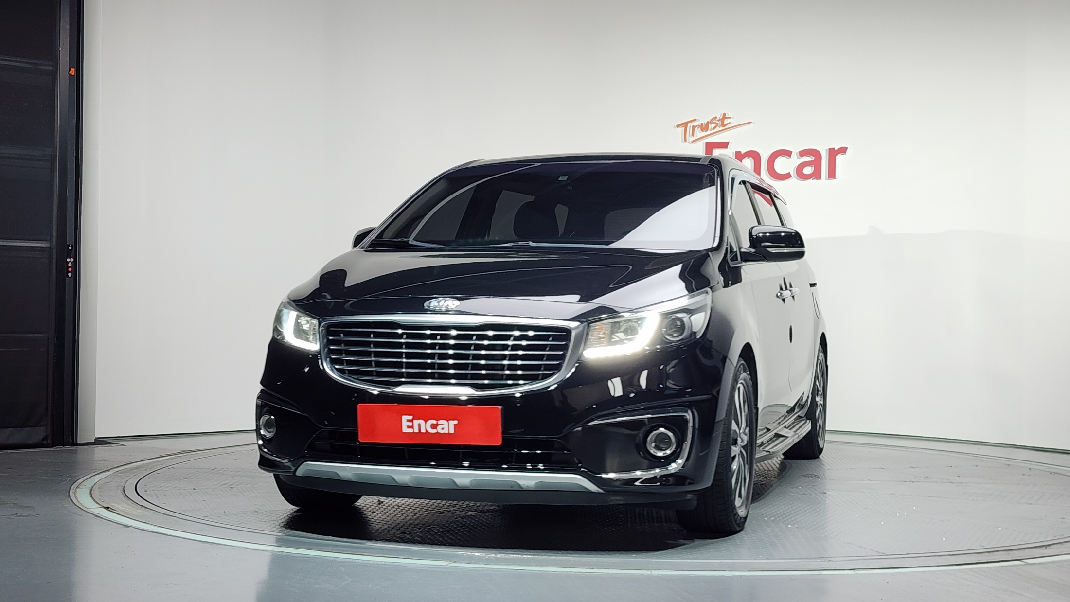 KIA CARNIVAL photo 3