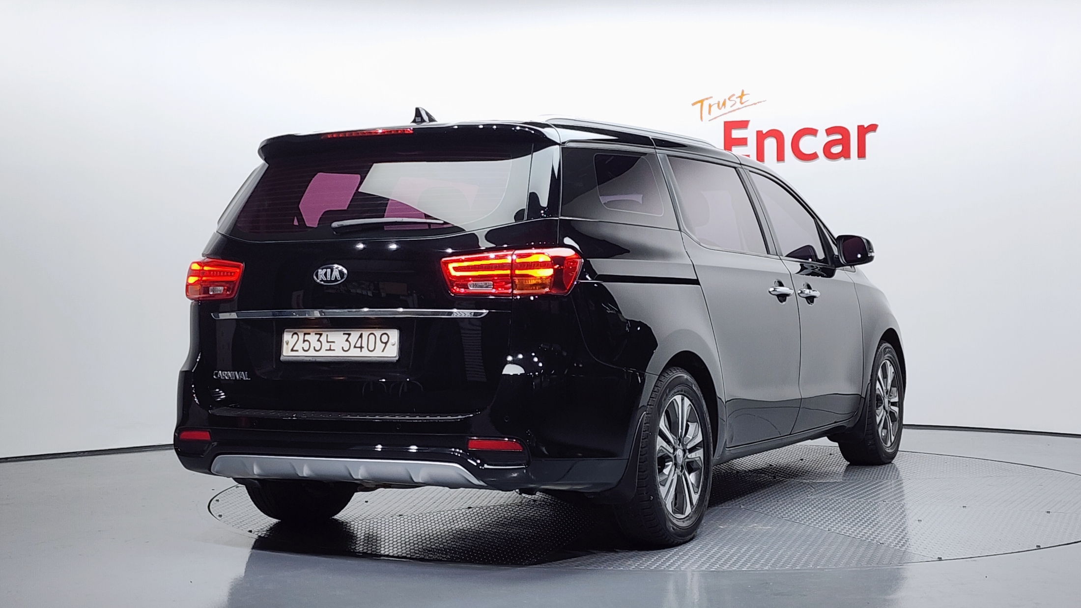 KIA CARNIVAL photo 2
