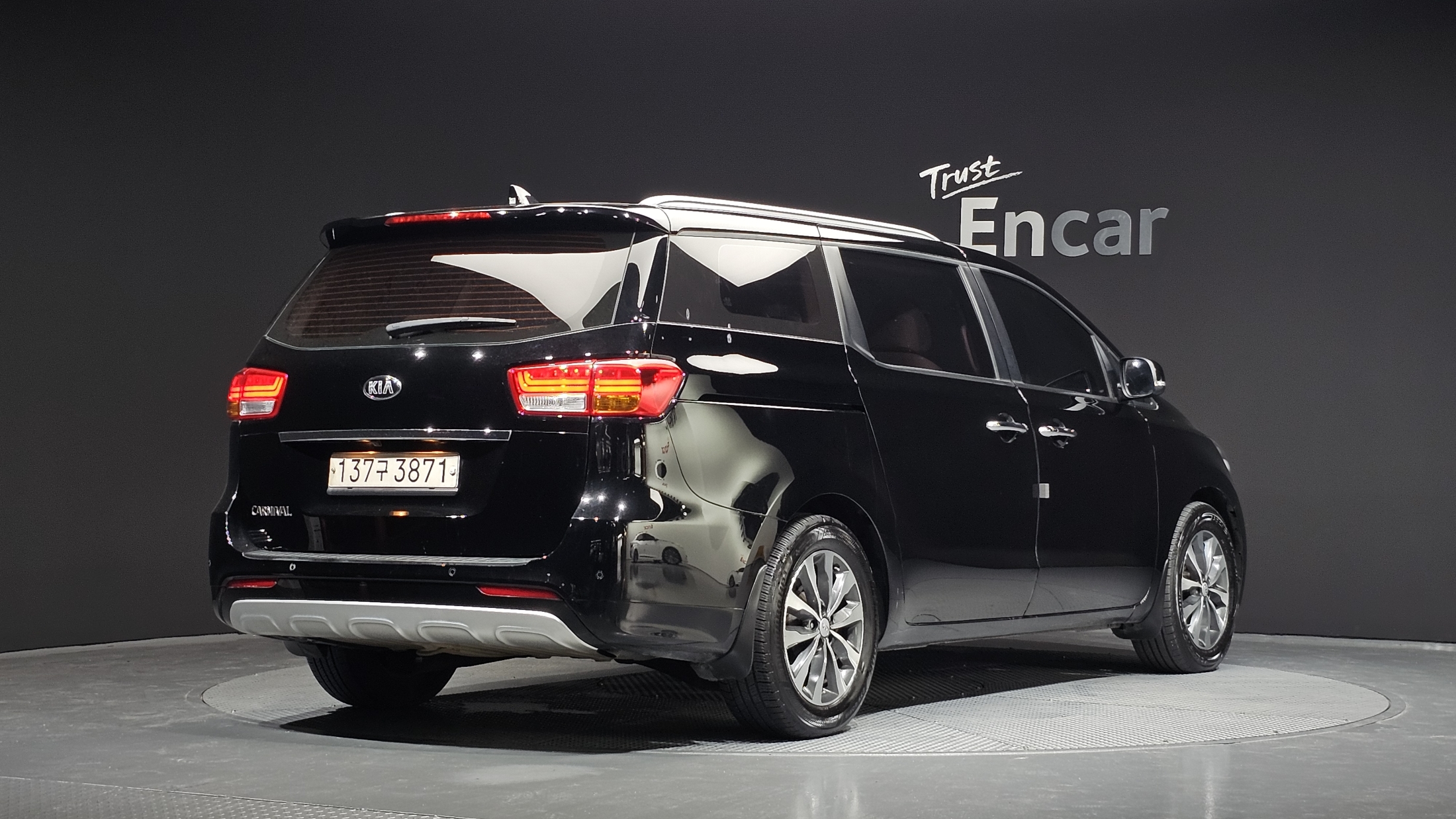 KIA CARNIVAL photo 2