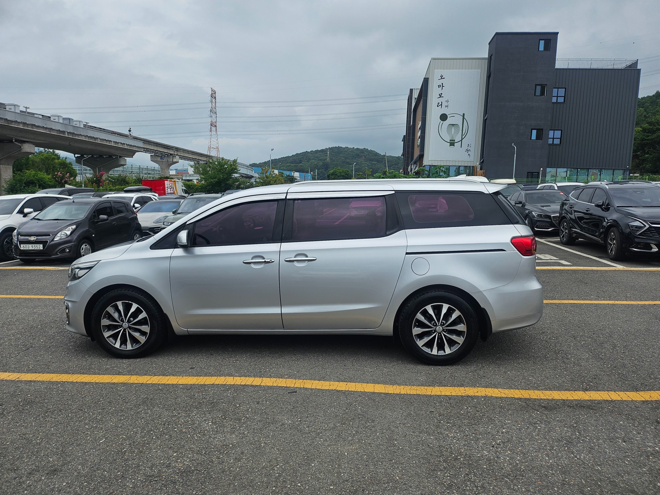 KIA CARNIVAL photo 3