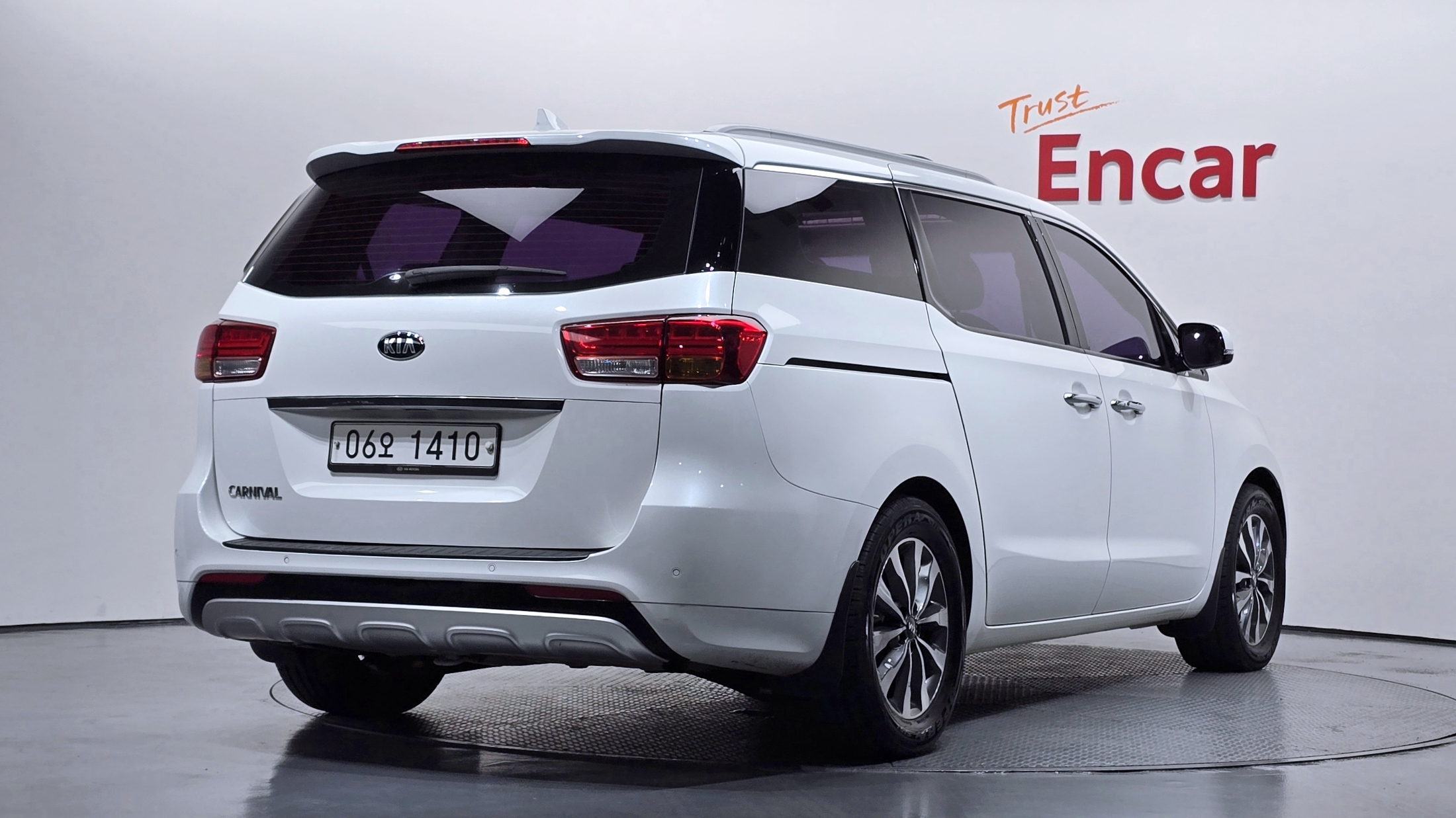 KIA CARNIVAL photo 2