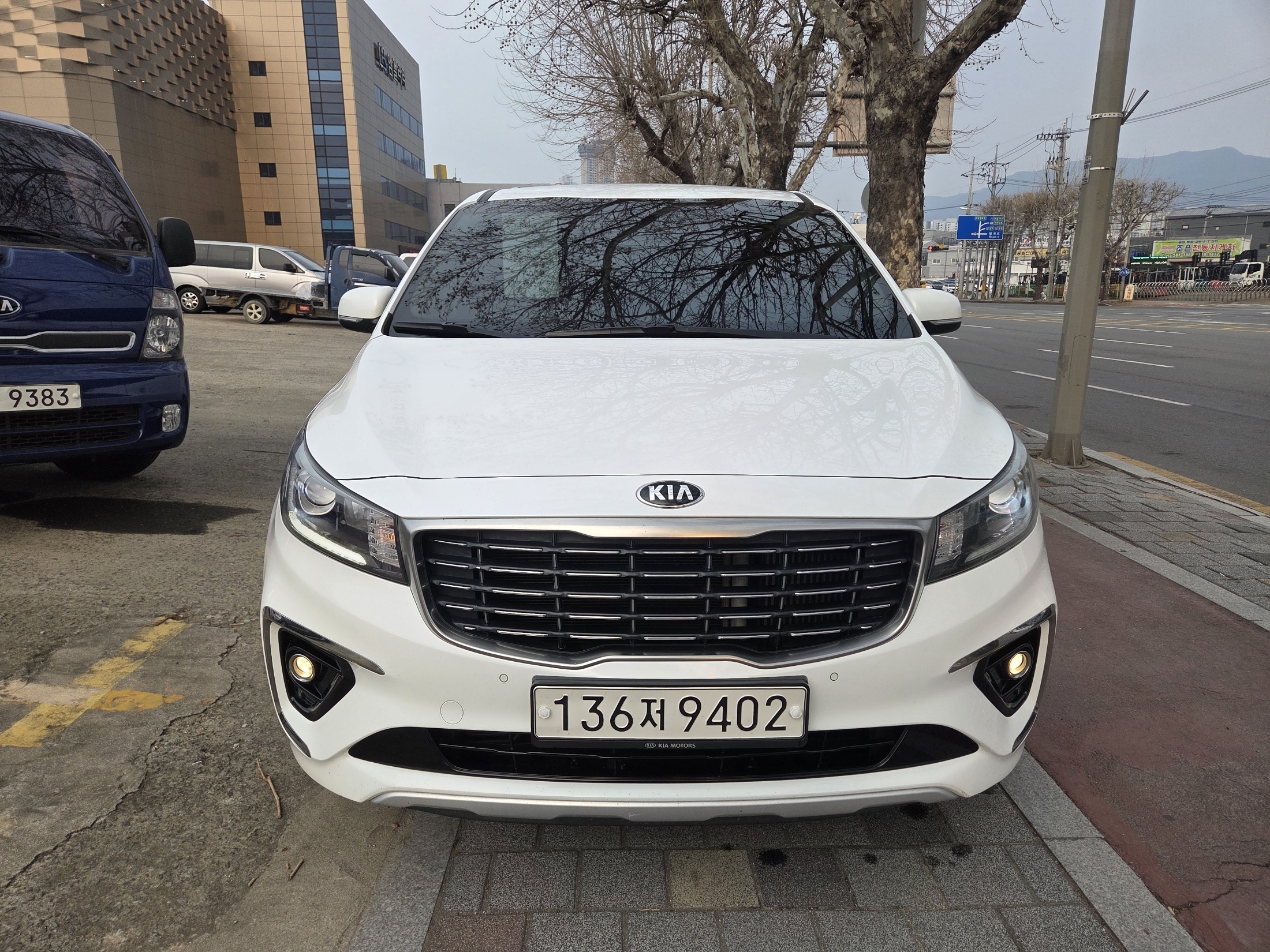 KIA CARNIVAL photo 2