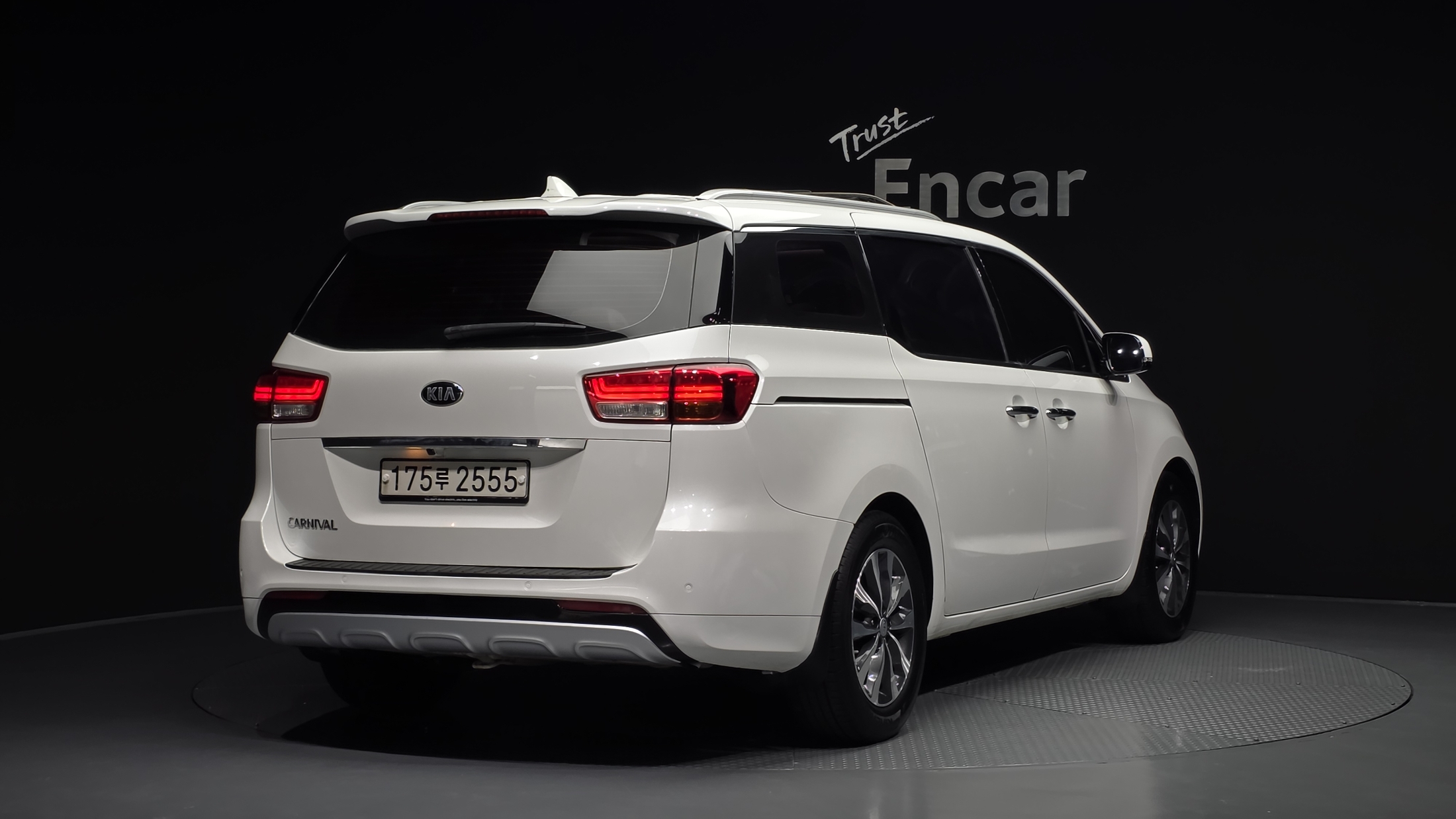 KIA CARNIVAL photo 2
