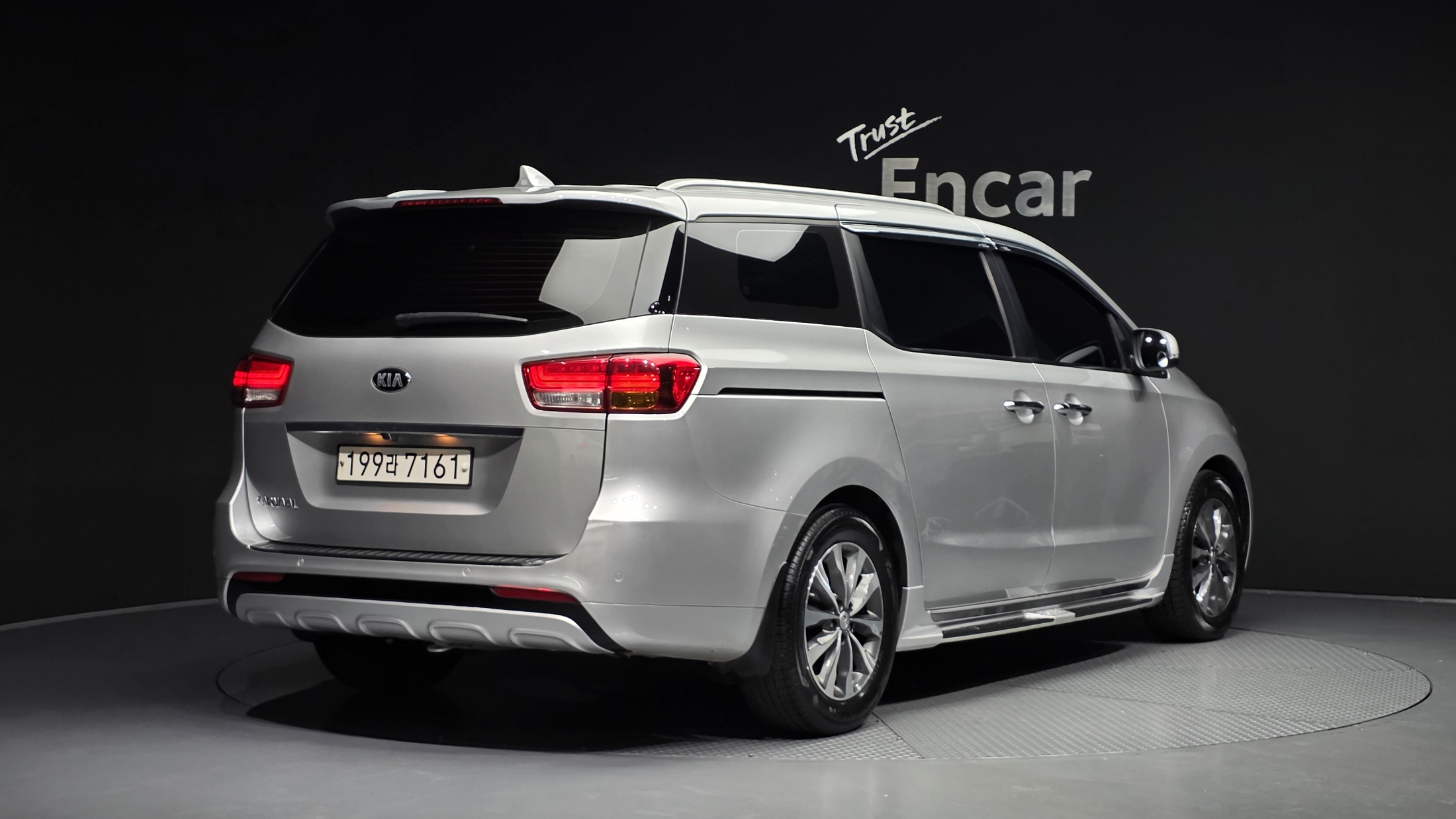 KIA CARNIVAL photo 2