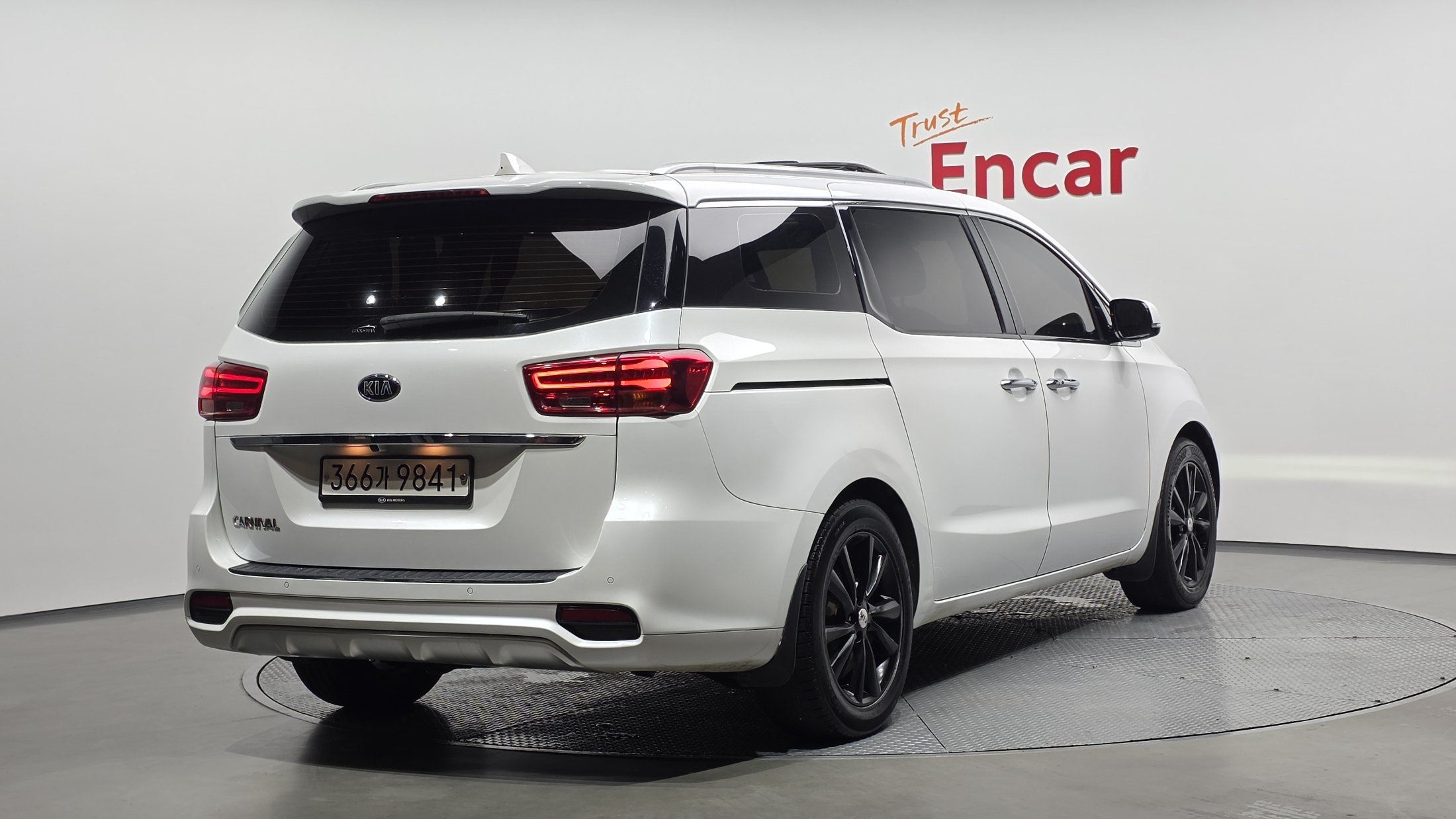 KIA CARNIVAL photo 2