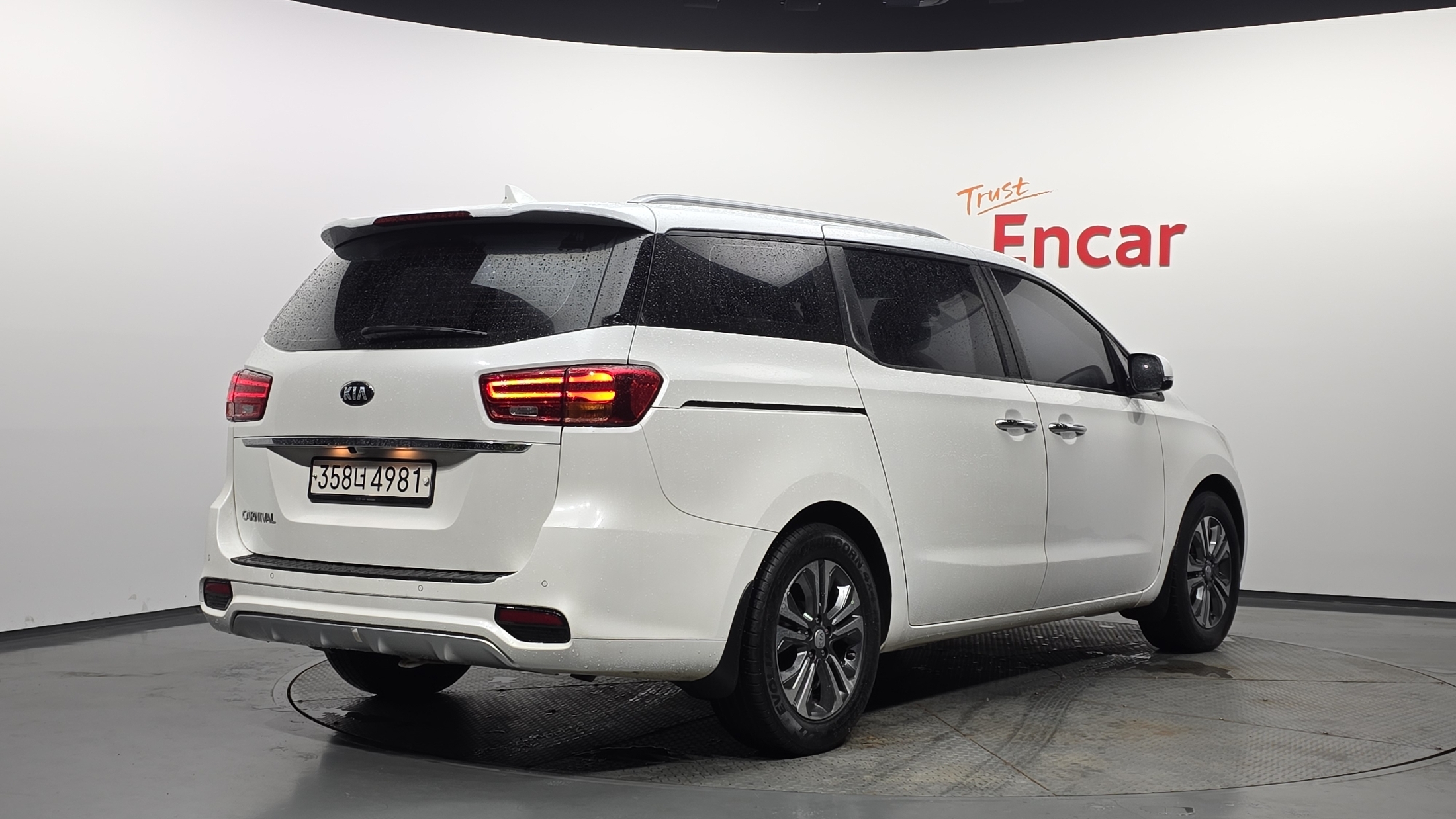 KIA CARNIVAL photo 2