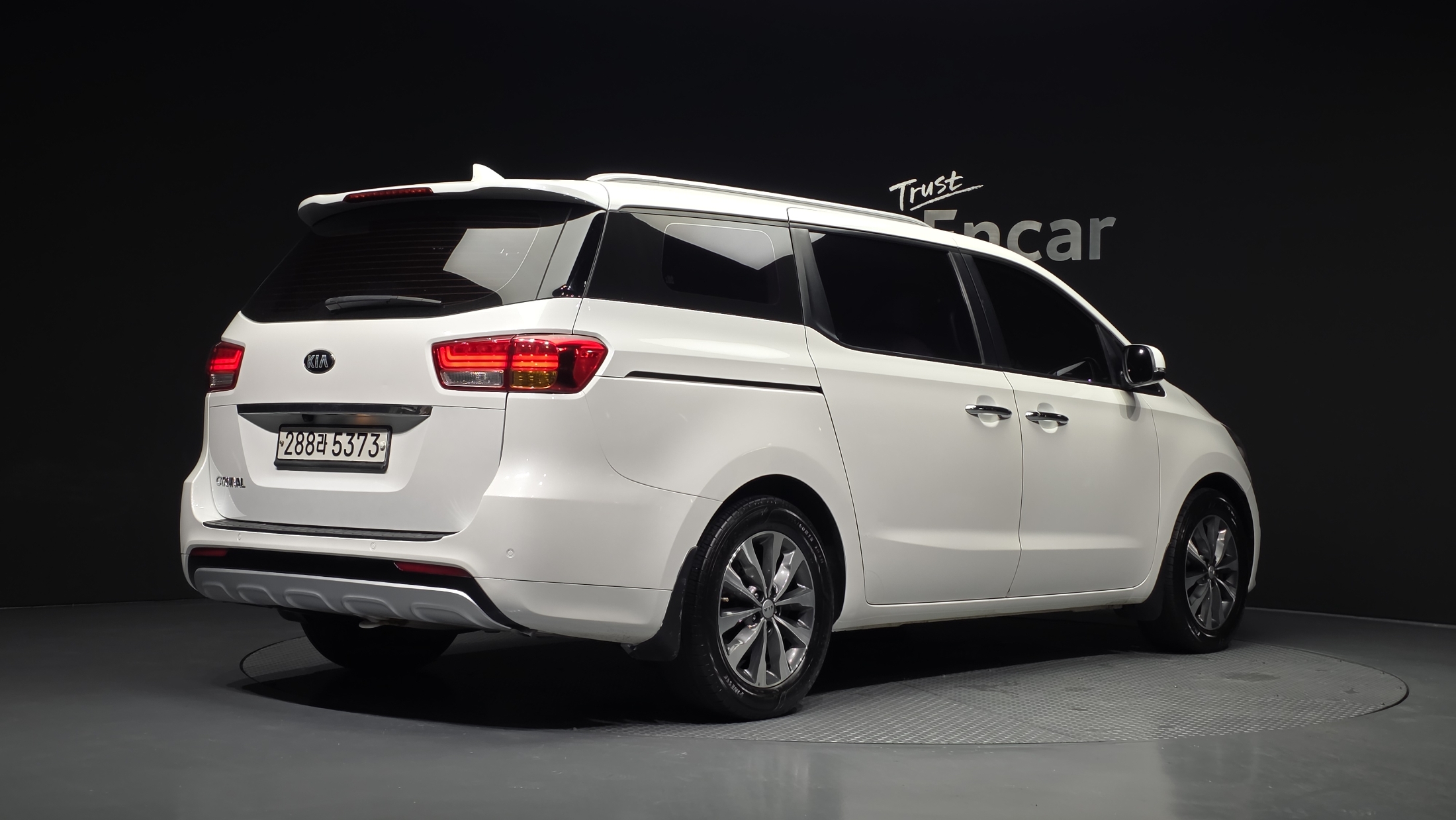 KIA CARNIVAL photo 2