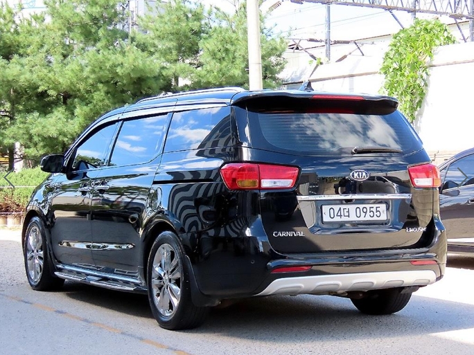 KIA CARNIVAL photo 3