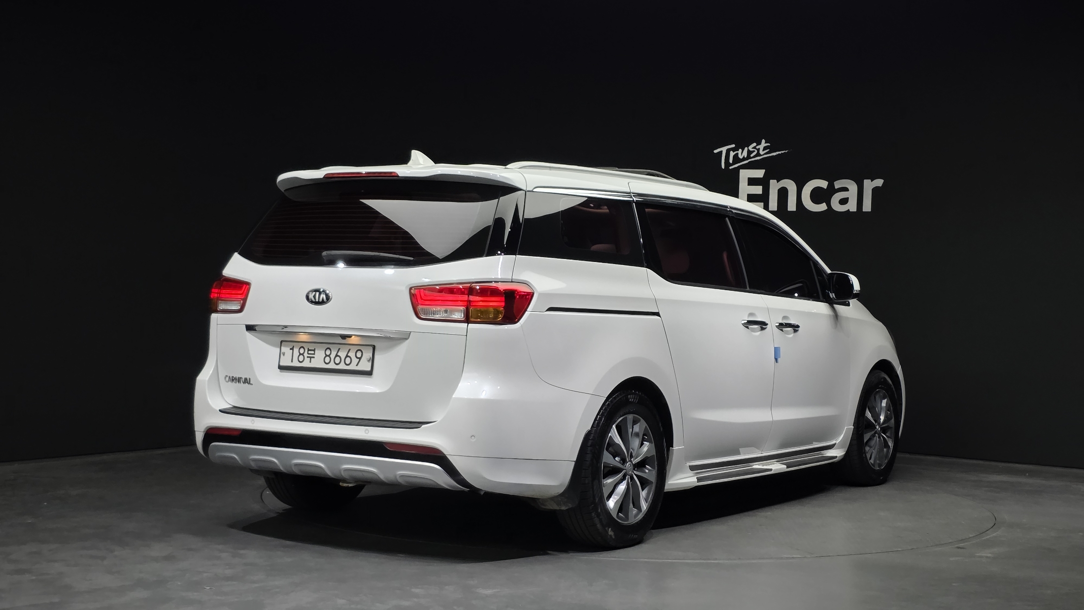 KIA CARNIVAL photo 2