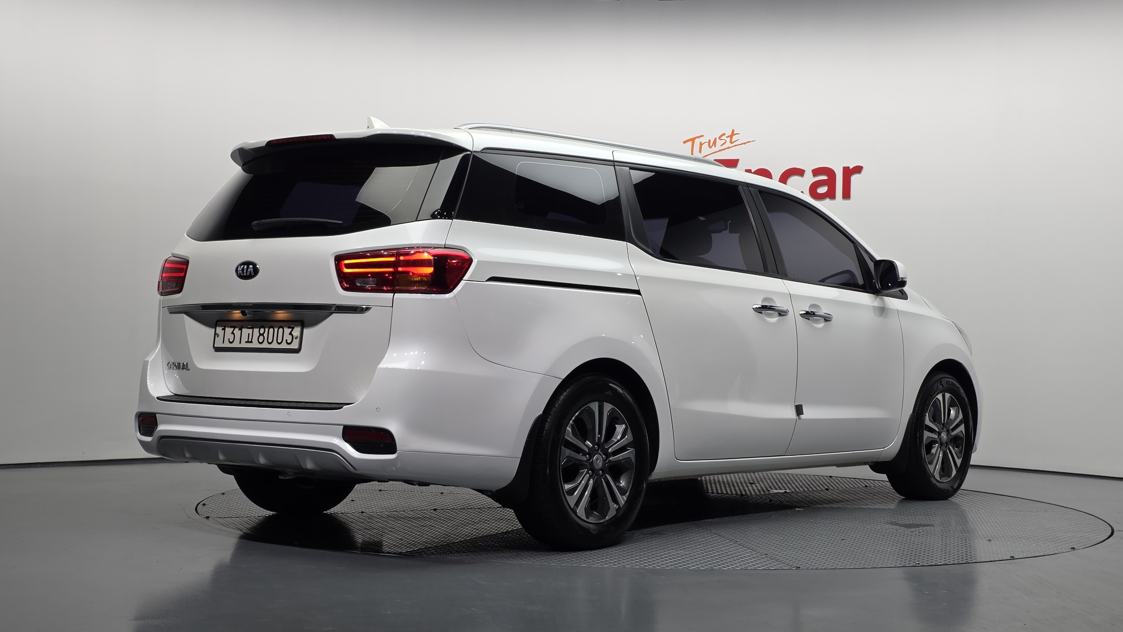 KIA CARNIVAL photo 2